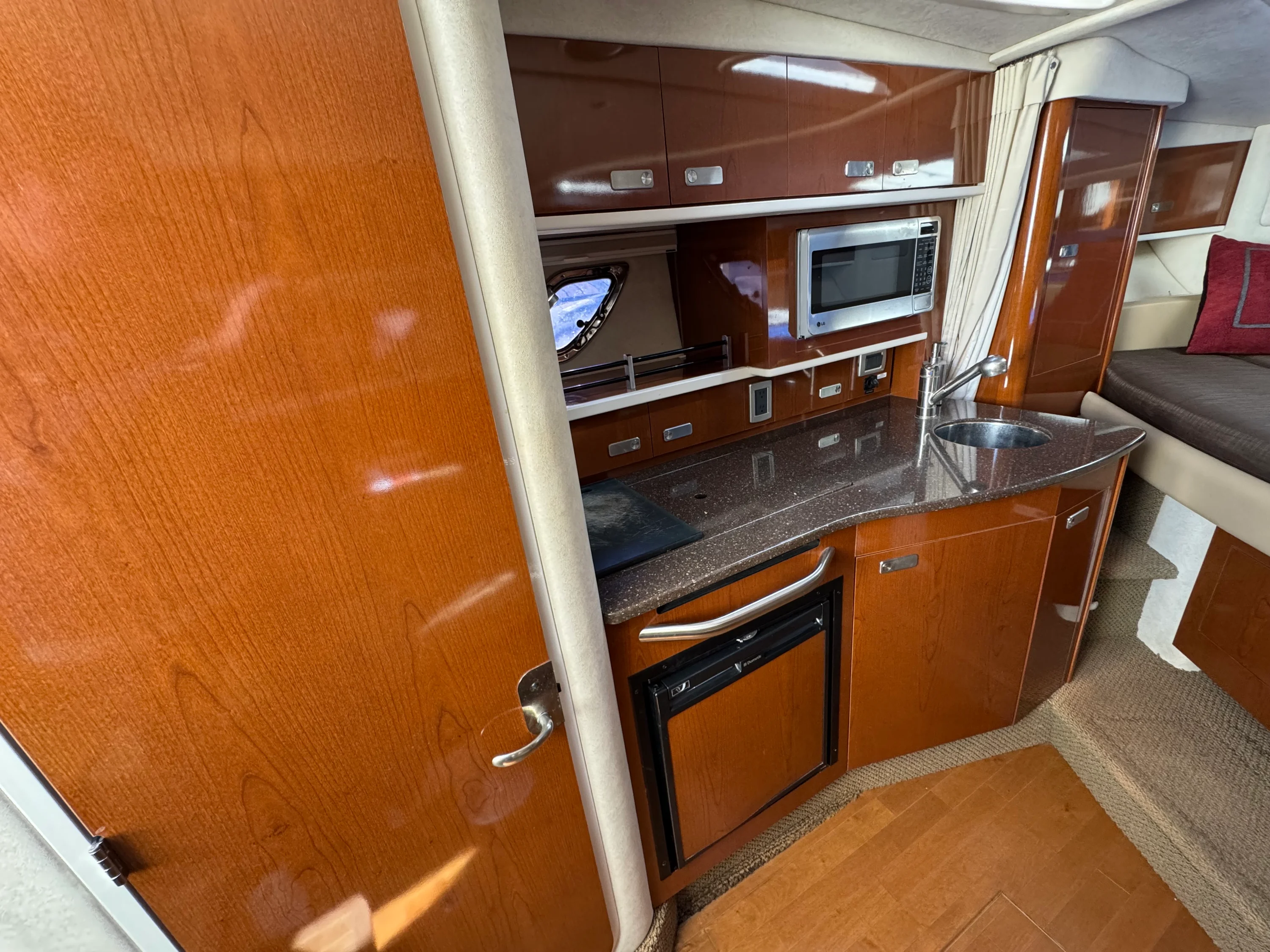 2012 Sea Ray 330 SUNDANCER Image Thumbnail #18
