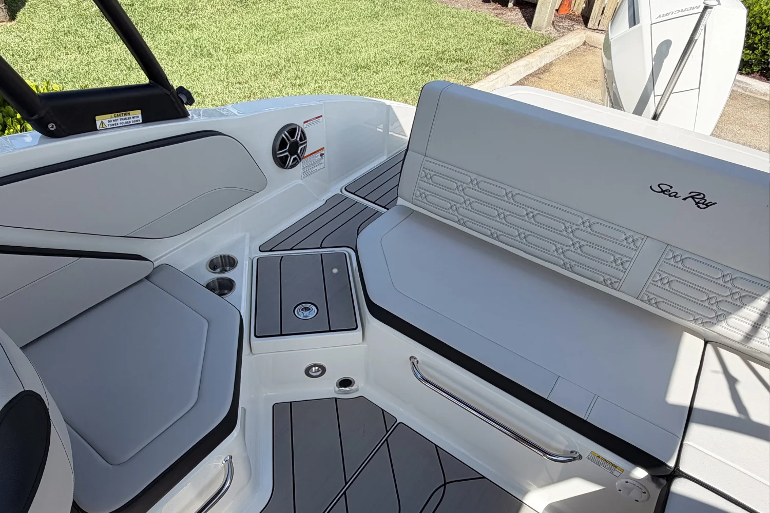 2026 Sea Ray SPX 210 Outboard Image Thumbnail #17