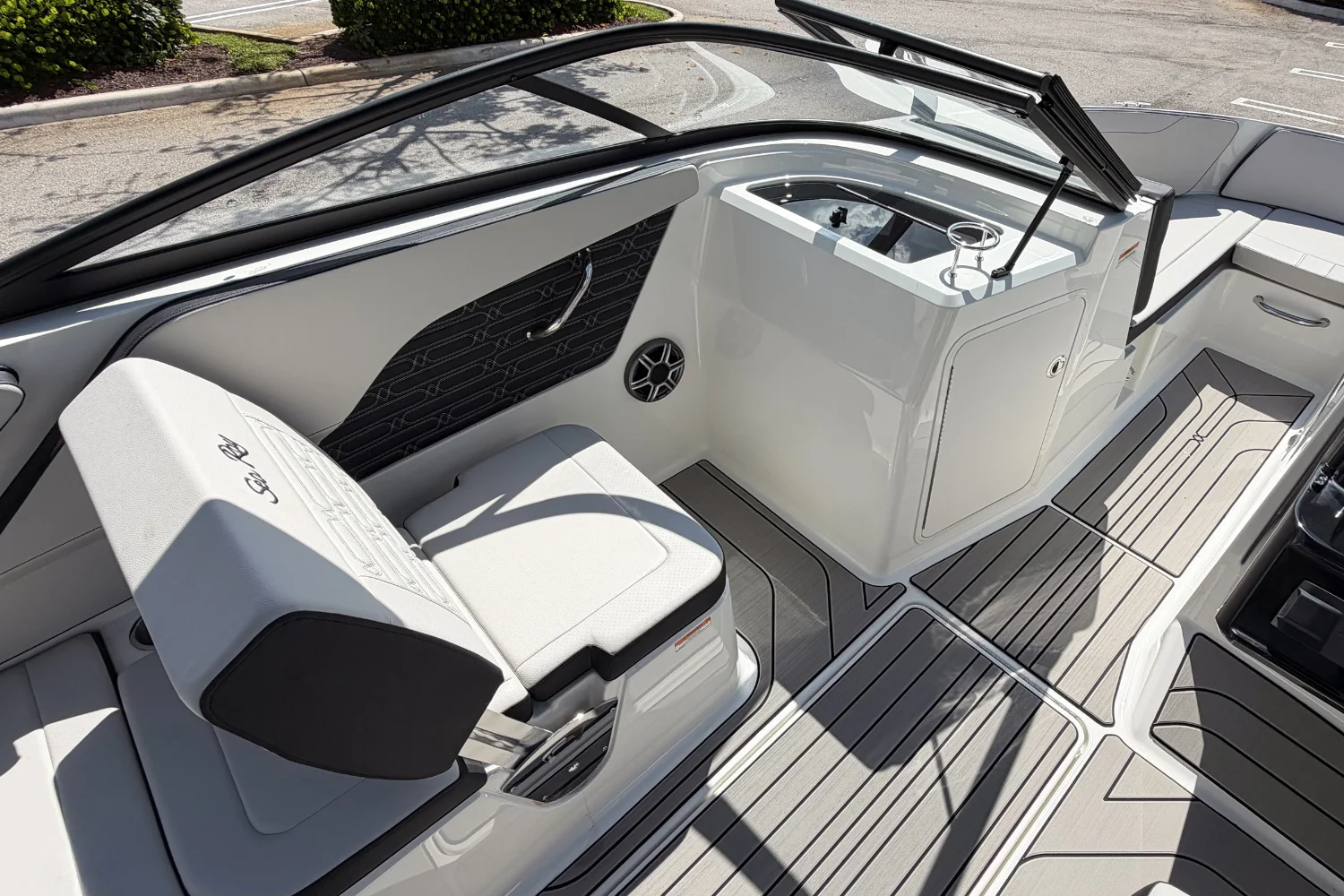 2026 Sea Ray SPX 210 Outboard Image Thumbnail #16