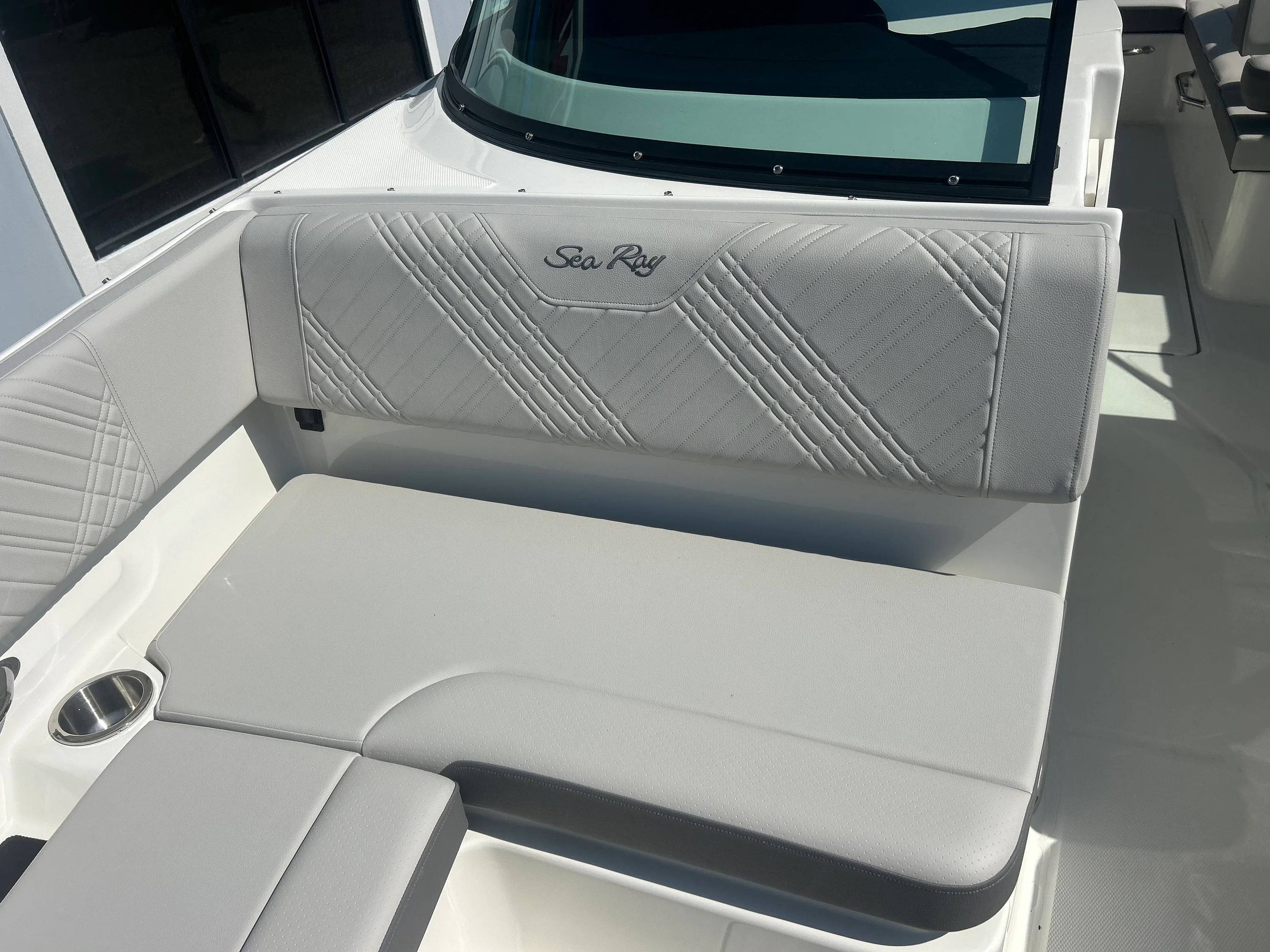 2027 Sea Ray SDX 270 Outboard Image Thumbnail #16