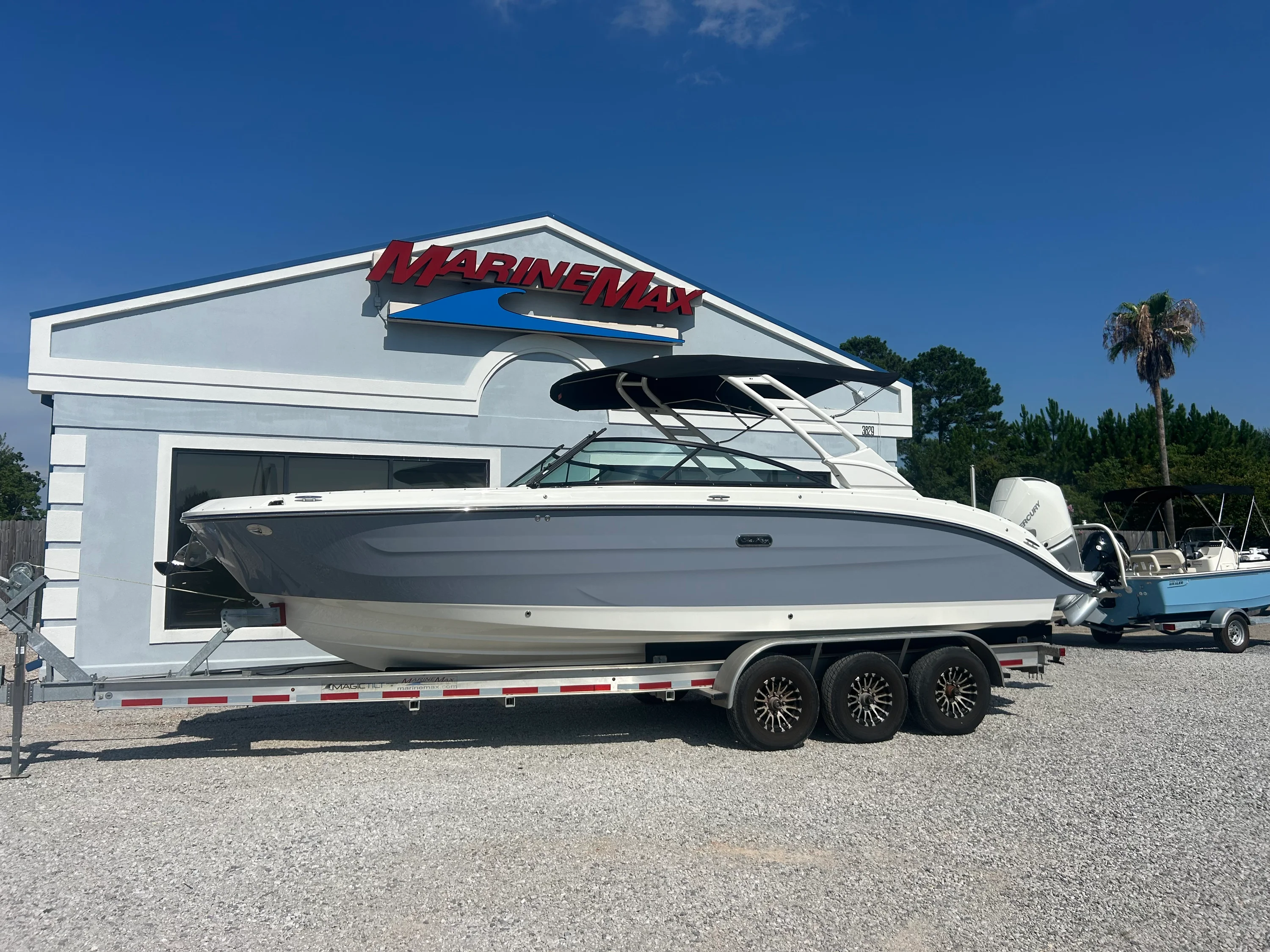 2027 Sea Ray SDX 270 Outboard Image Thumbnail #2