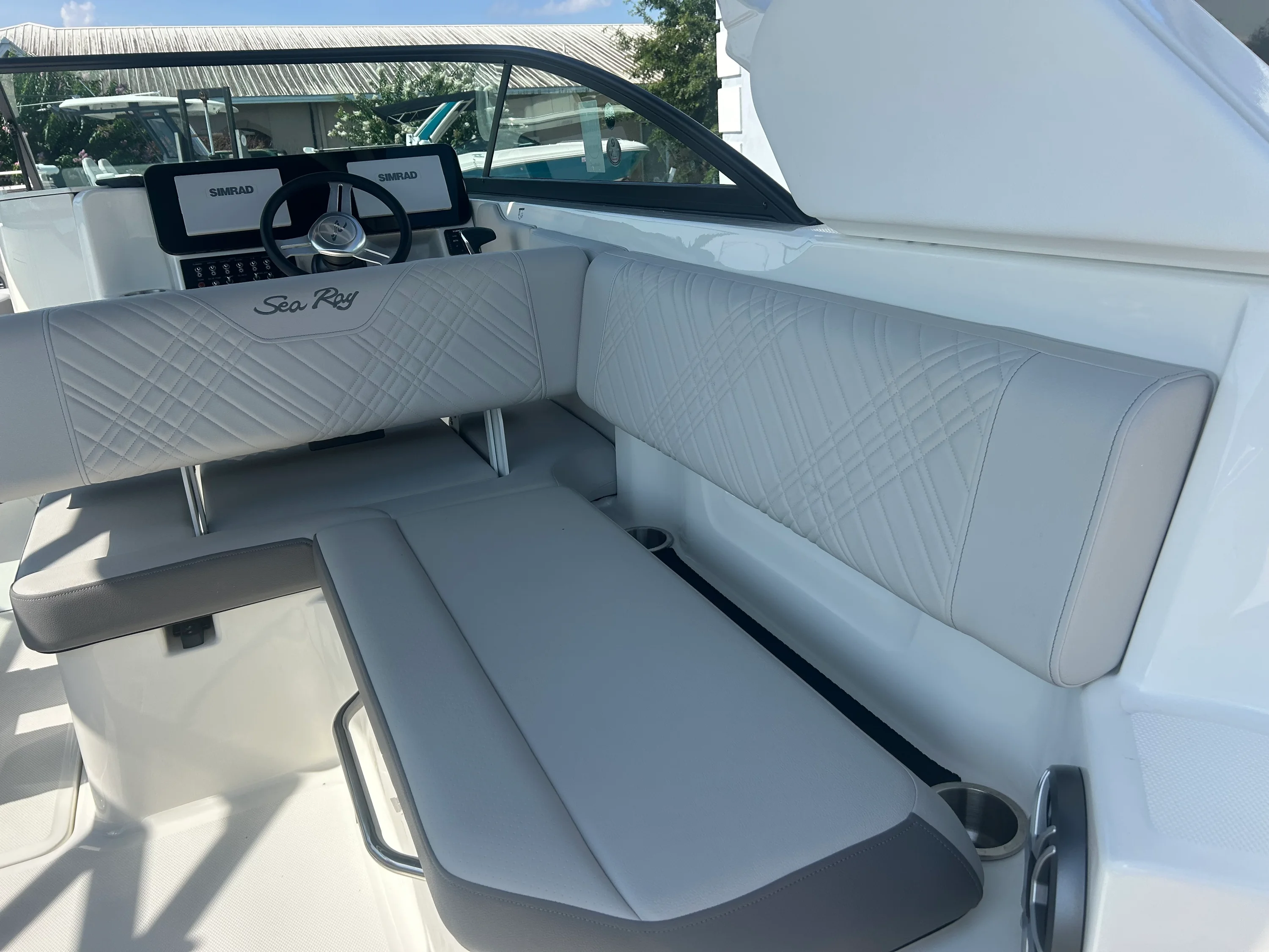 2027 Sea Ray SDX 270 Outboard Image Thumbnail #8