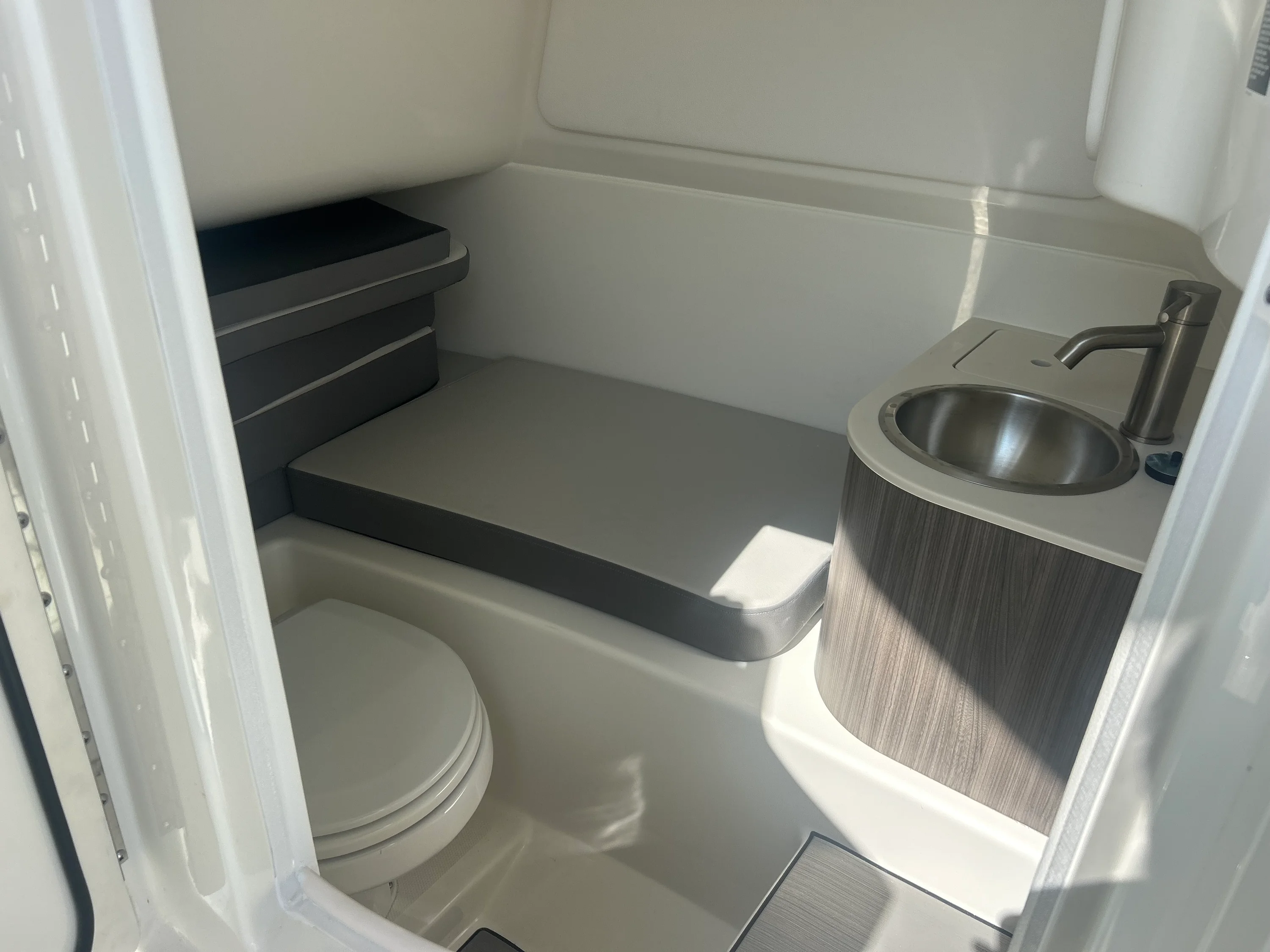 2027 Sea Ray SDX 270 Outboard Image Thumbnail #13
