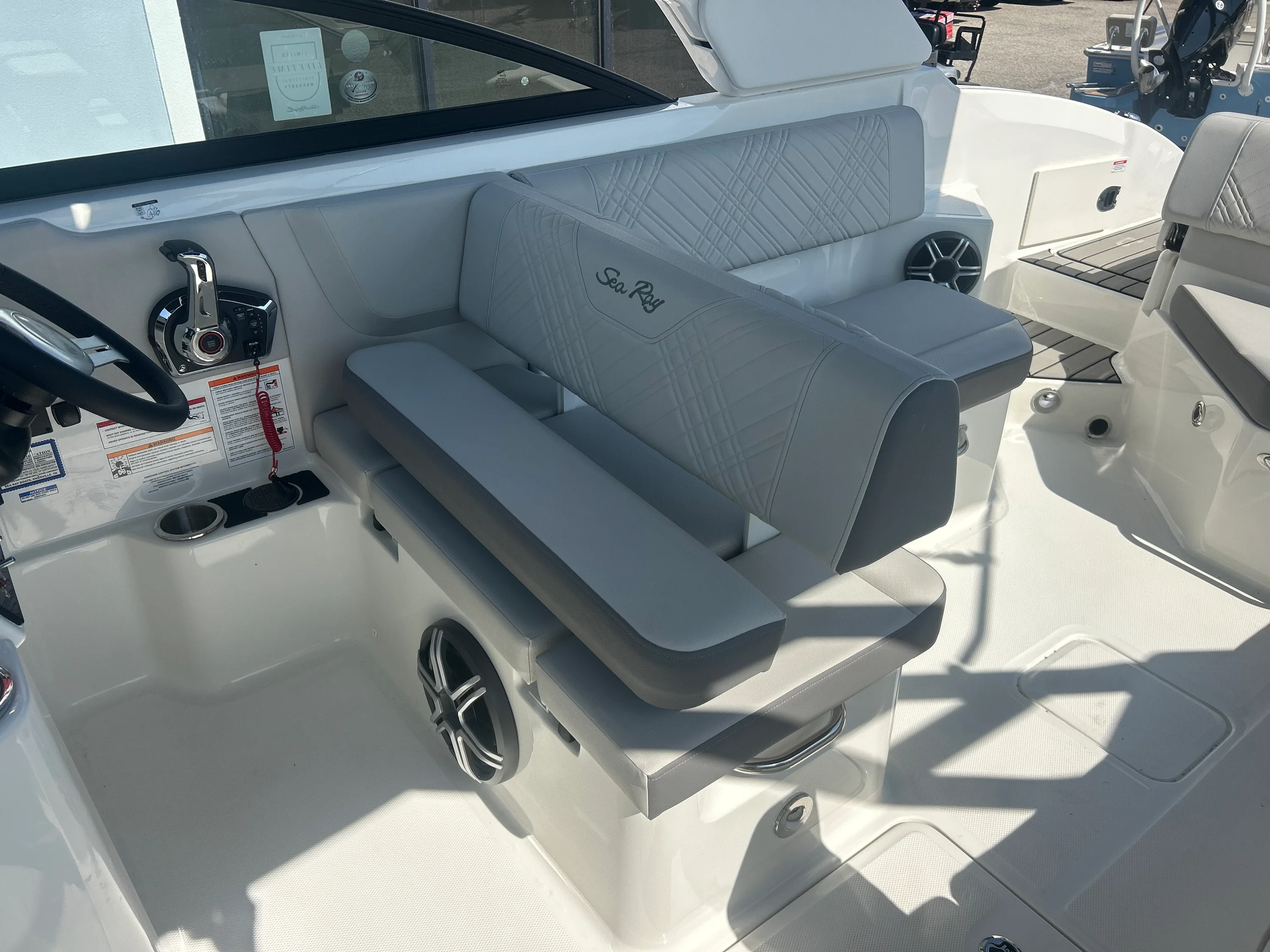 2027 Sea Ray SDX 270 Outboard Image Thumbnail #10