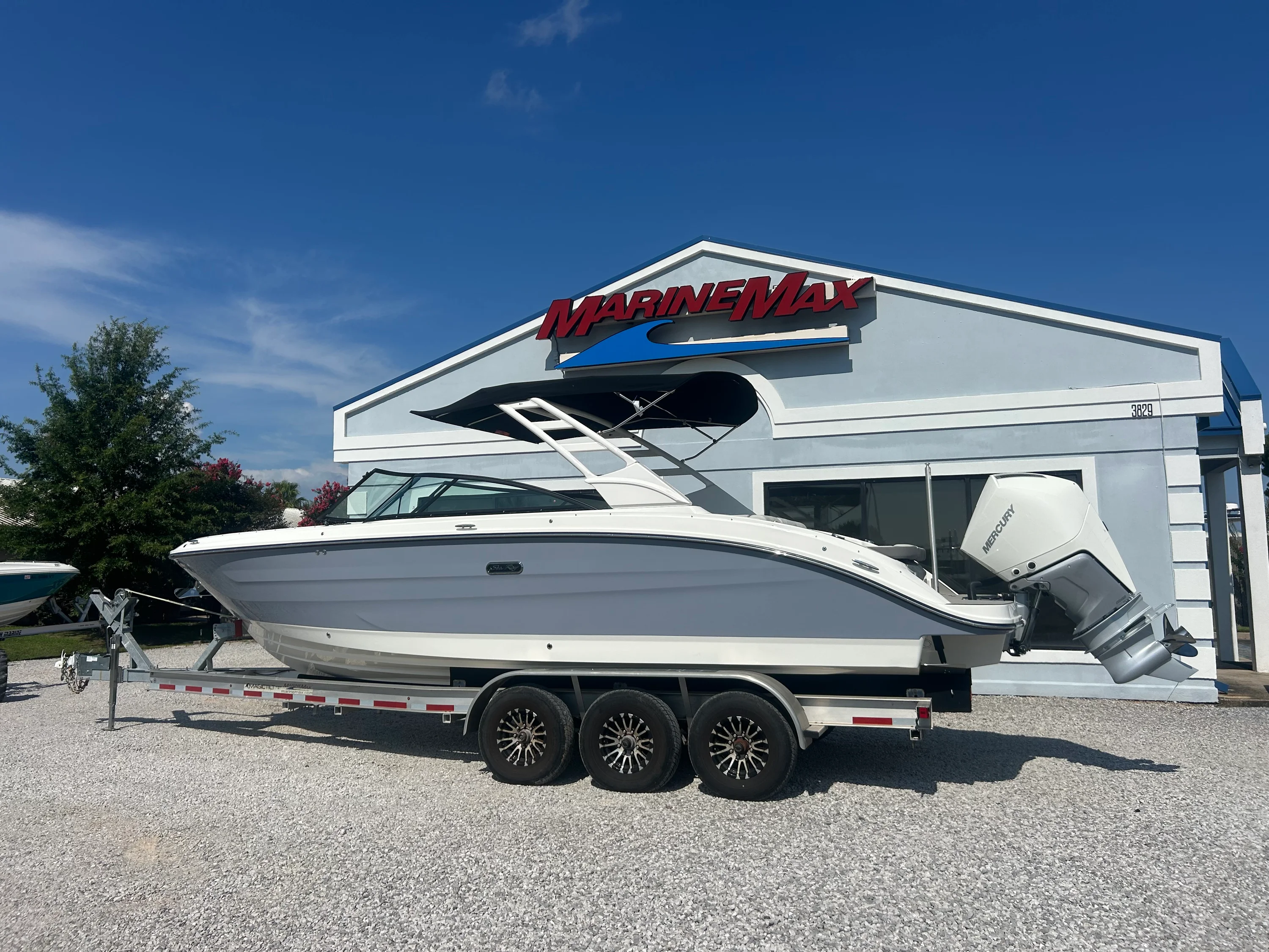 2027 Sea Ray SDX 270 Outboard Image Thumbnail #4