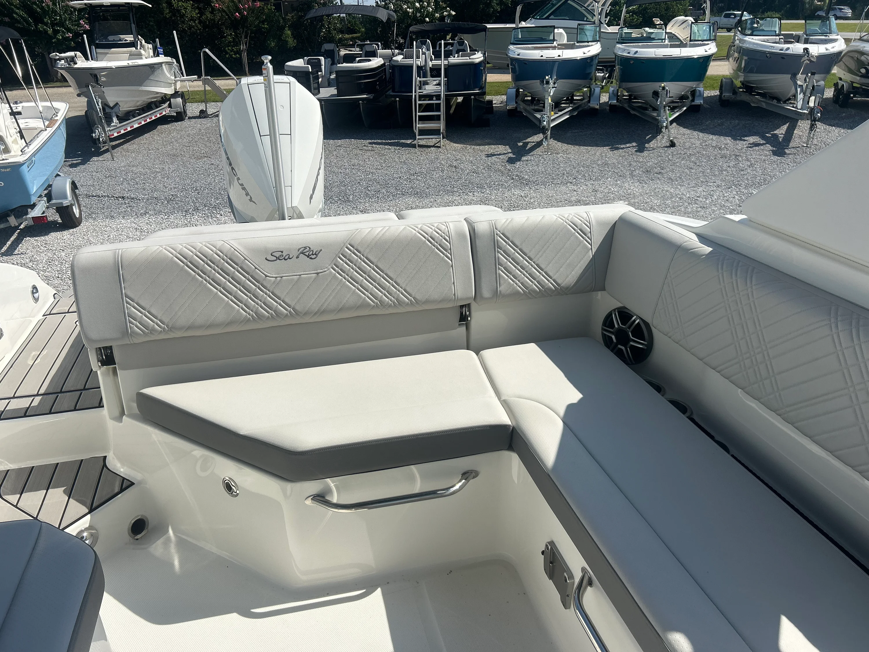 2027 Sea Ray SDX 270 Outboard Image Thumbnail #9