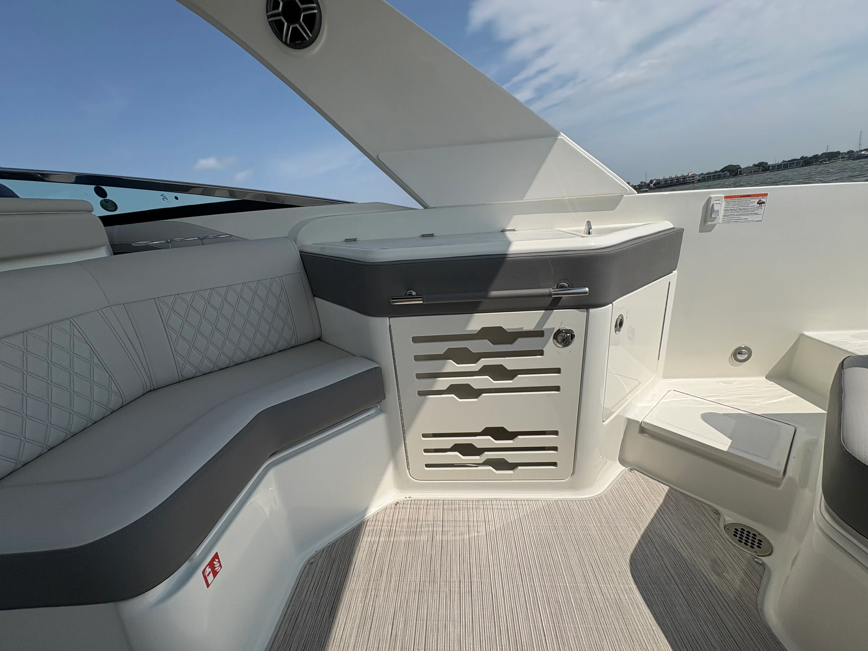 2026 Sea Ray SLX 310 Outboard Image Thumbnail #18