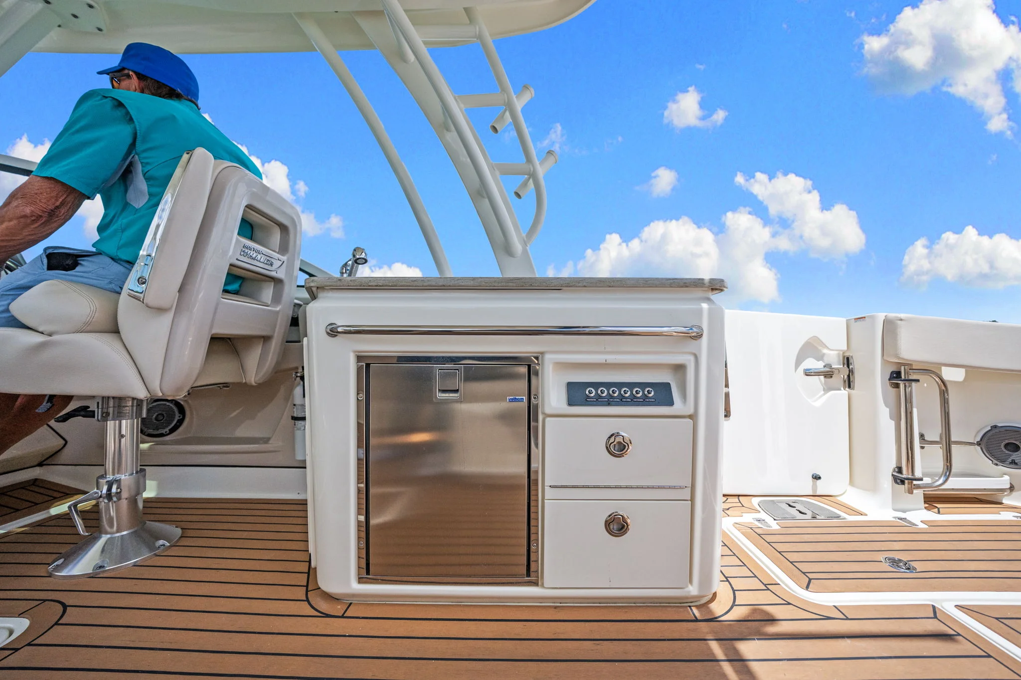 2019 Boston Whaler 320 VANTAGE Image Thumbnail #20