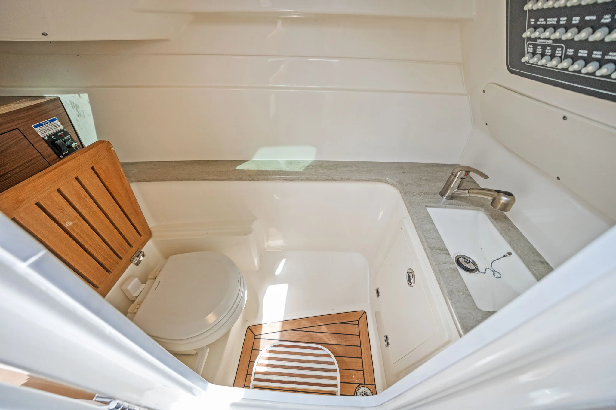 2019 Boston Whaler 320 VANTAGE Image Thumbnail #29