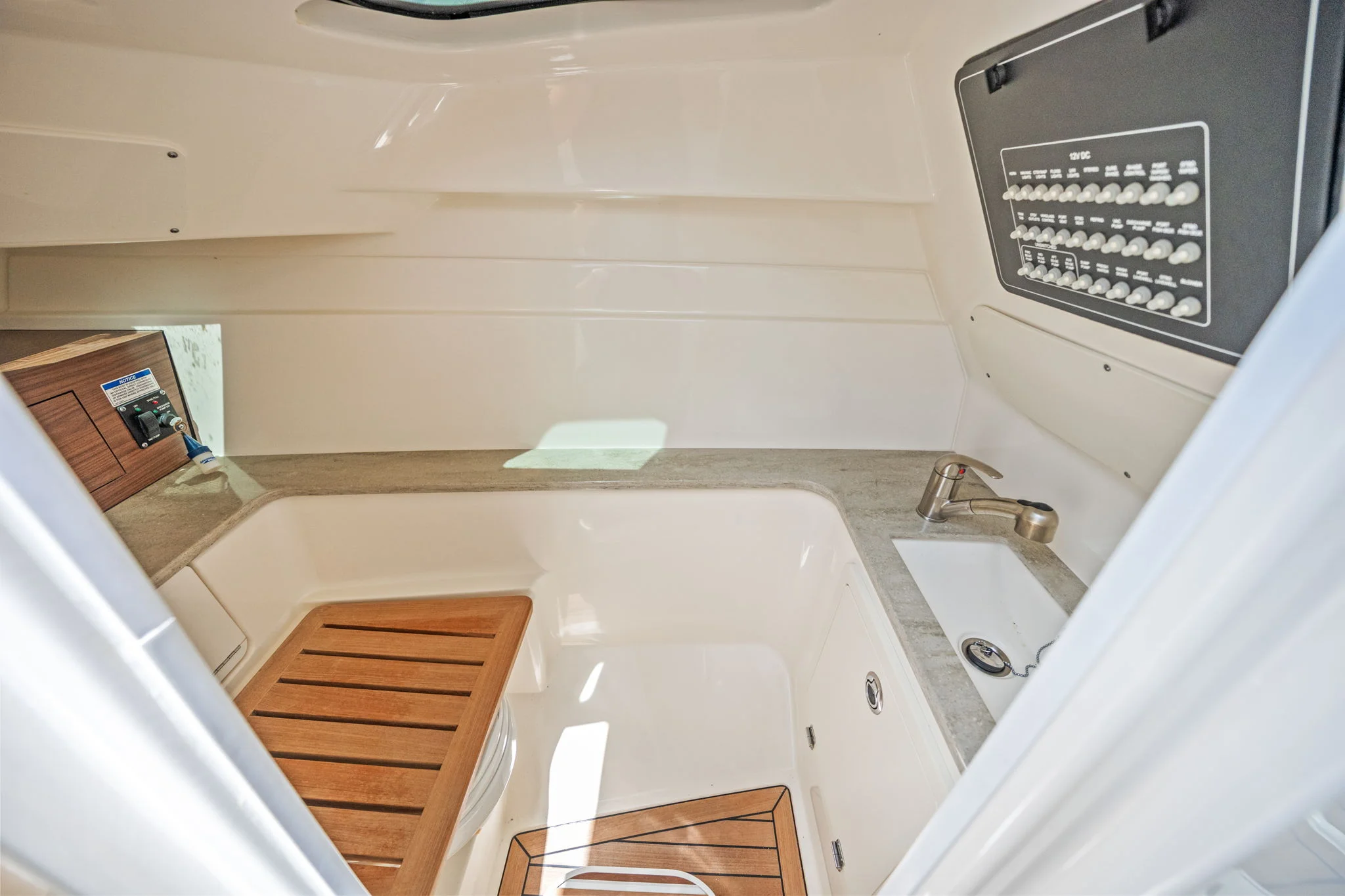2019 Boston Whaler 320 VANTAGE Image Thumbnail #30