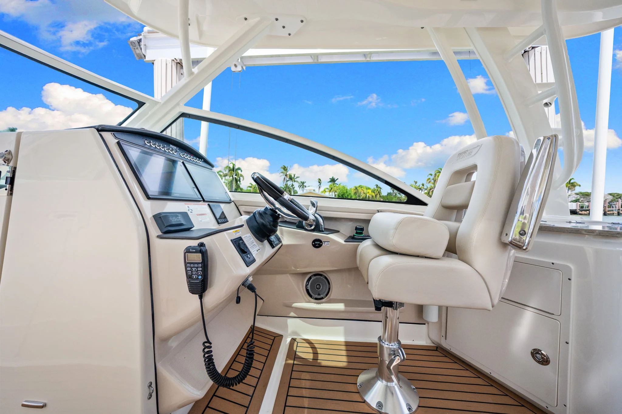 2019 Boston Whaler 320 VANTAGE Image Thumbnail #25