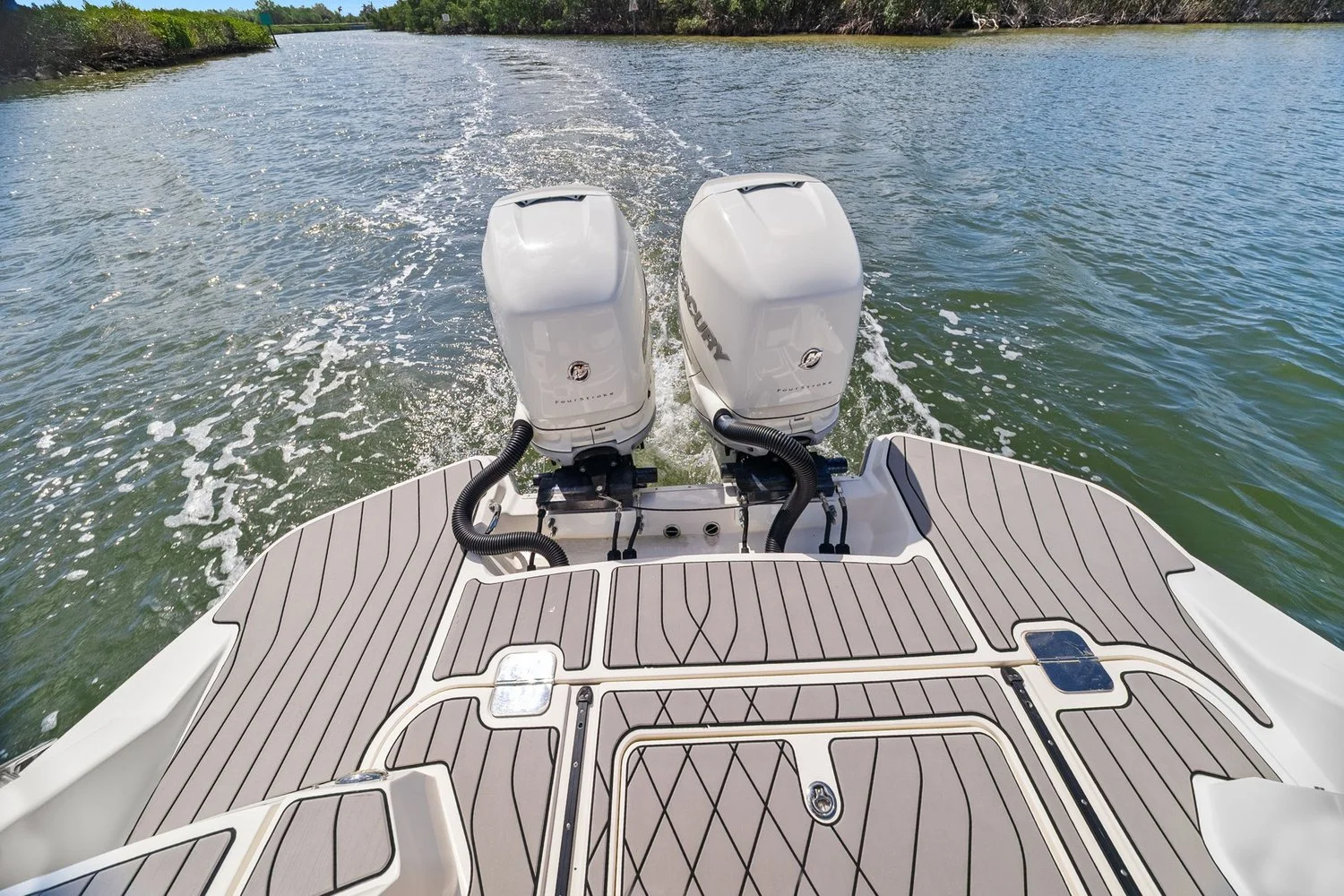 2023 Sea Ray SLX 350 OB Image Thumbnail #32