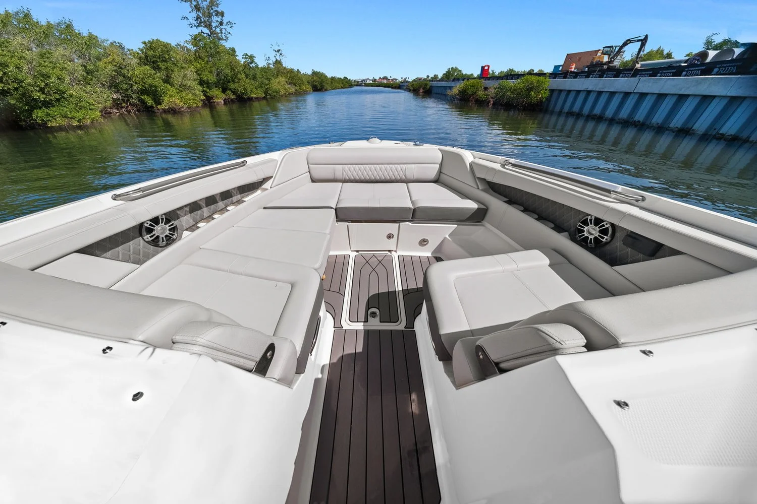 2023 Sea Ray SLX 350 OB Image Thumbnail #20