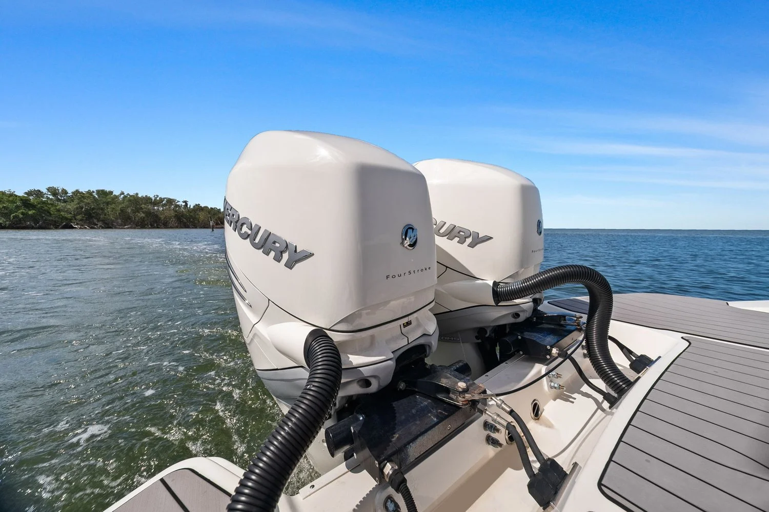 2023 Sea Ray SLX 350 OB Image Thumbnail #33