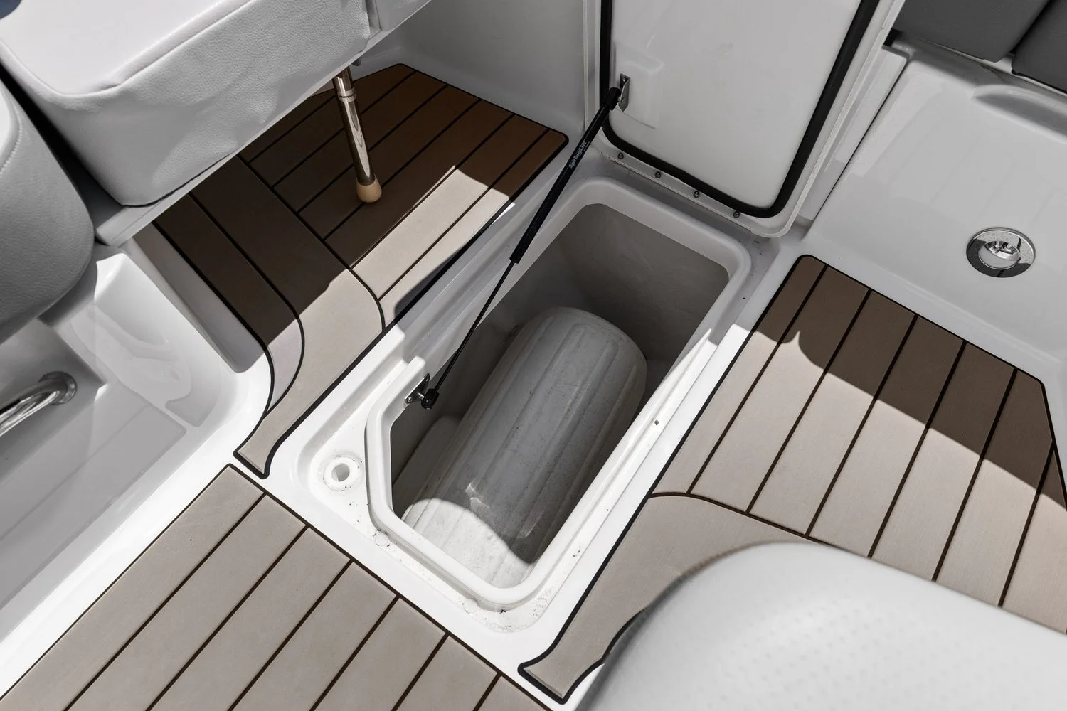 2023 Sea Ray SLX 350 OB Image Thumbnail #49