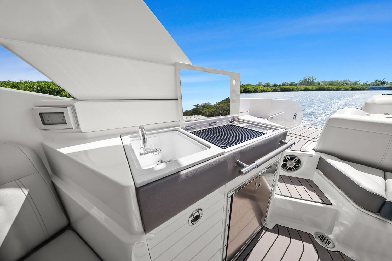 2023 Sea Ray SLX 350 OB Image Thumbnail #27