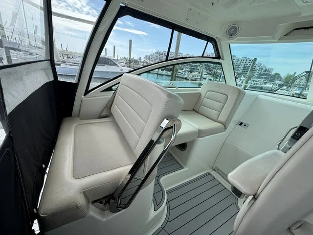 2016 Boston Whaler 315 CONQUEST Image Thumbnail #12