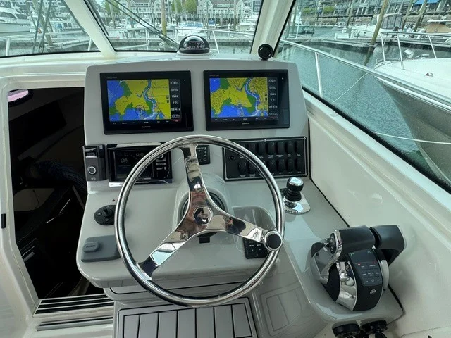 2016 Boston Whaler 315 CONQUEST Image Thumbnail #17
