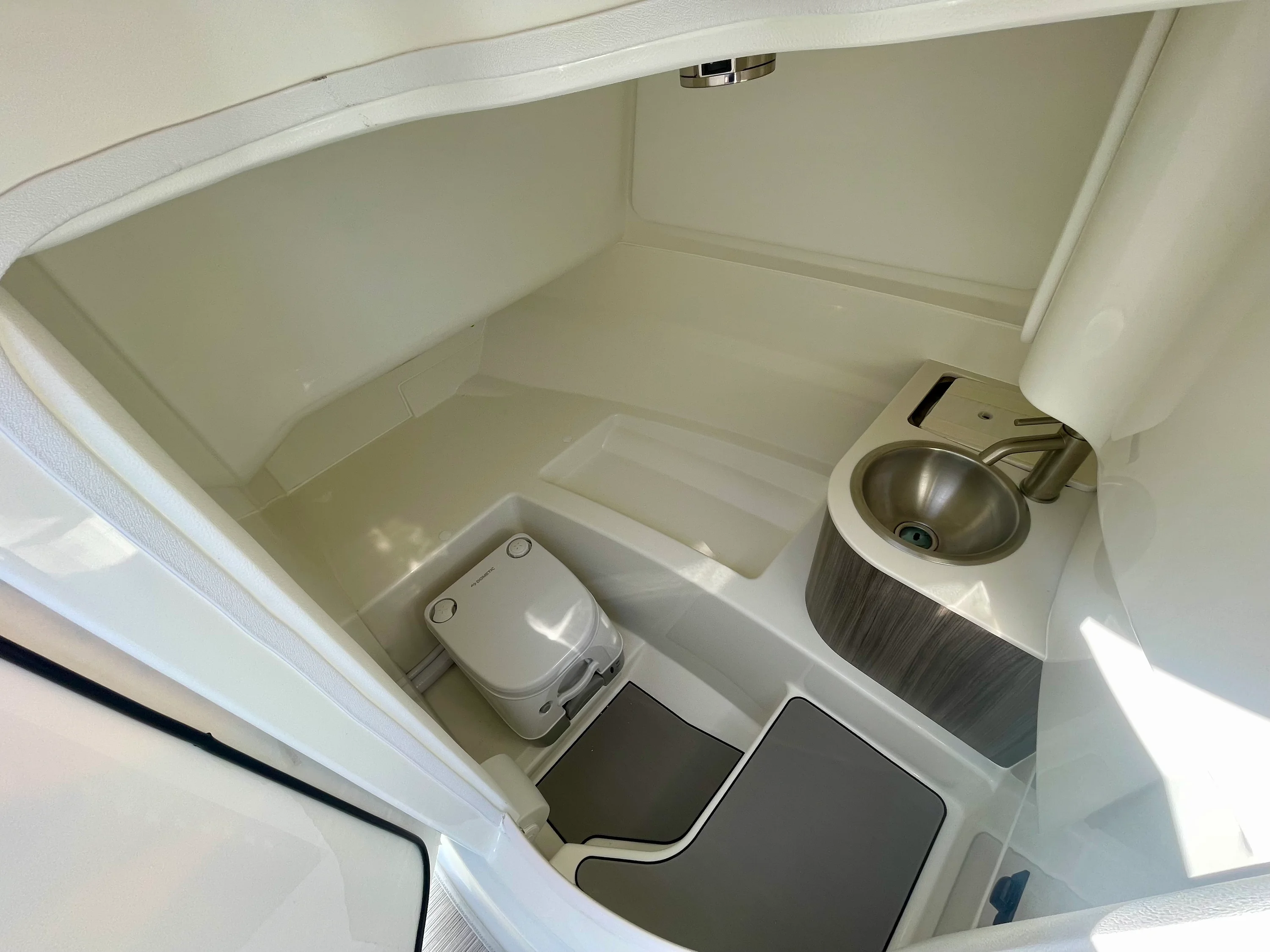 2026 Sea Ray SDX 250 Outboard Image Thumbnail #13