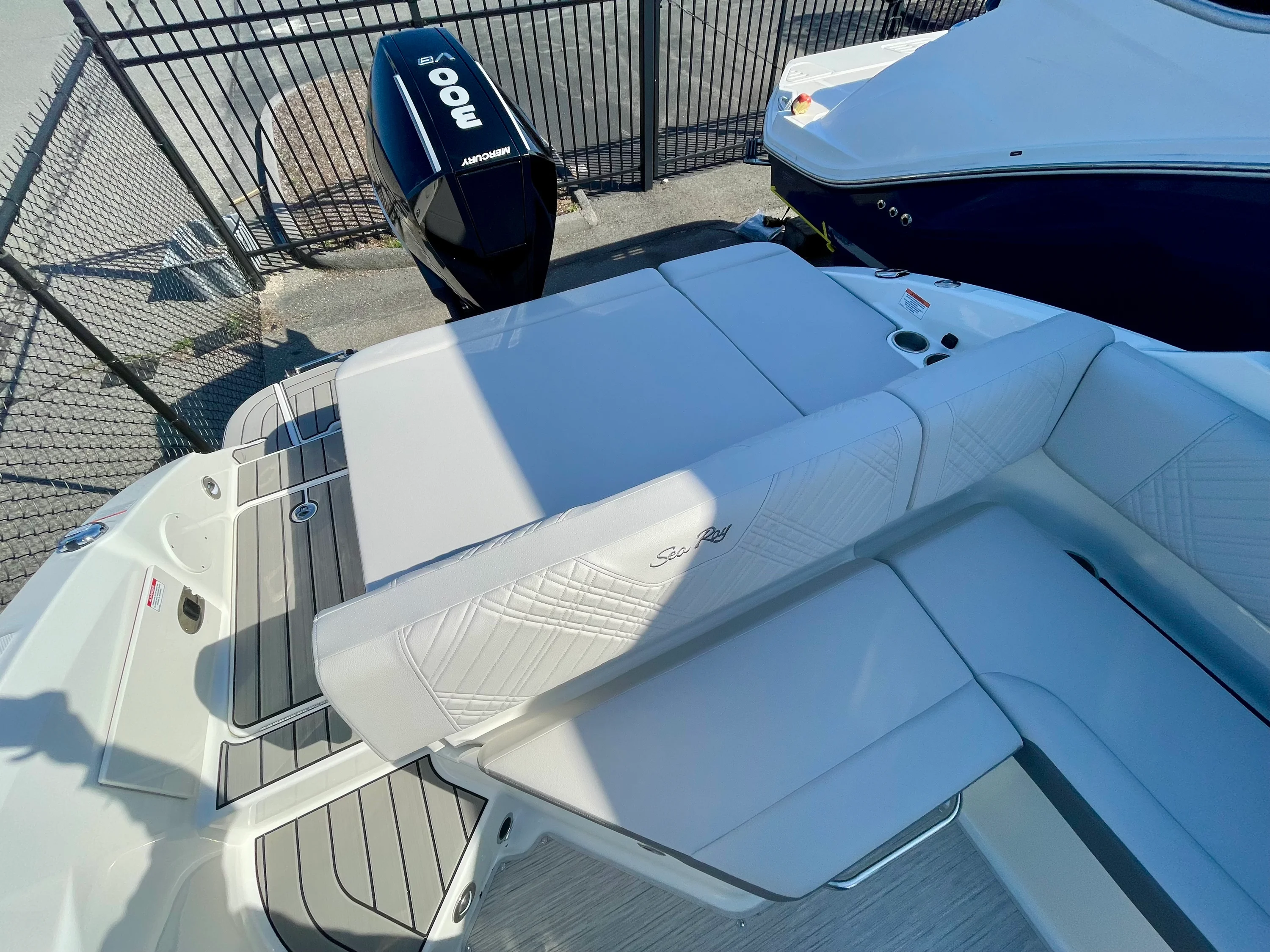 2026 Sea Ray SDX 250 Outboard Image Thumbnail #4