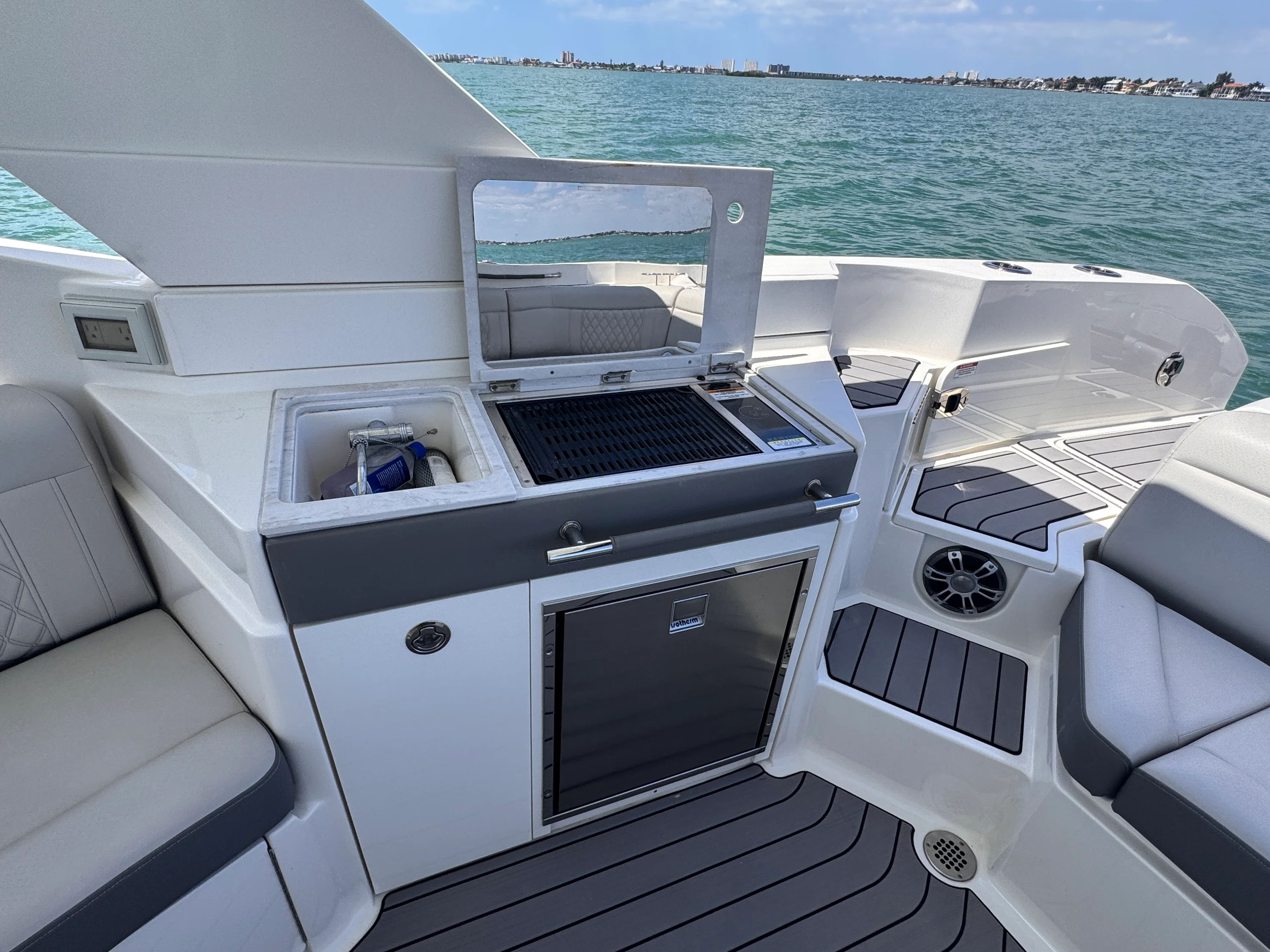 2024 Sea Ray SLX 350 OUTBOARD Image Thumbnail #25