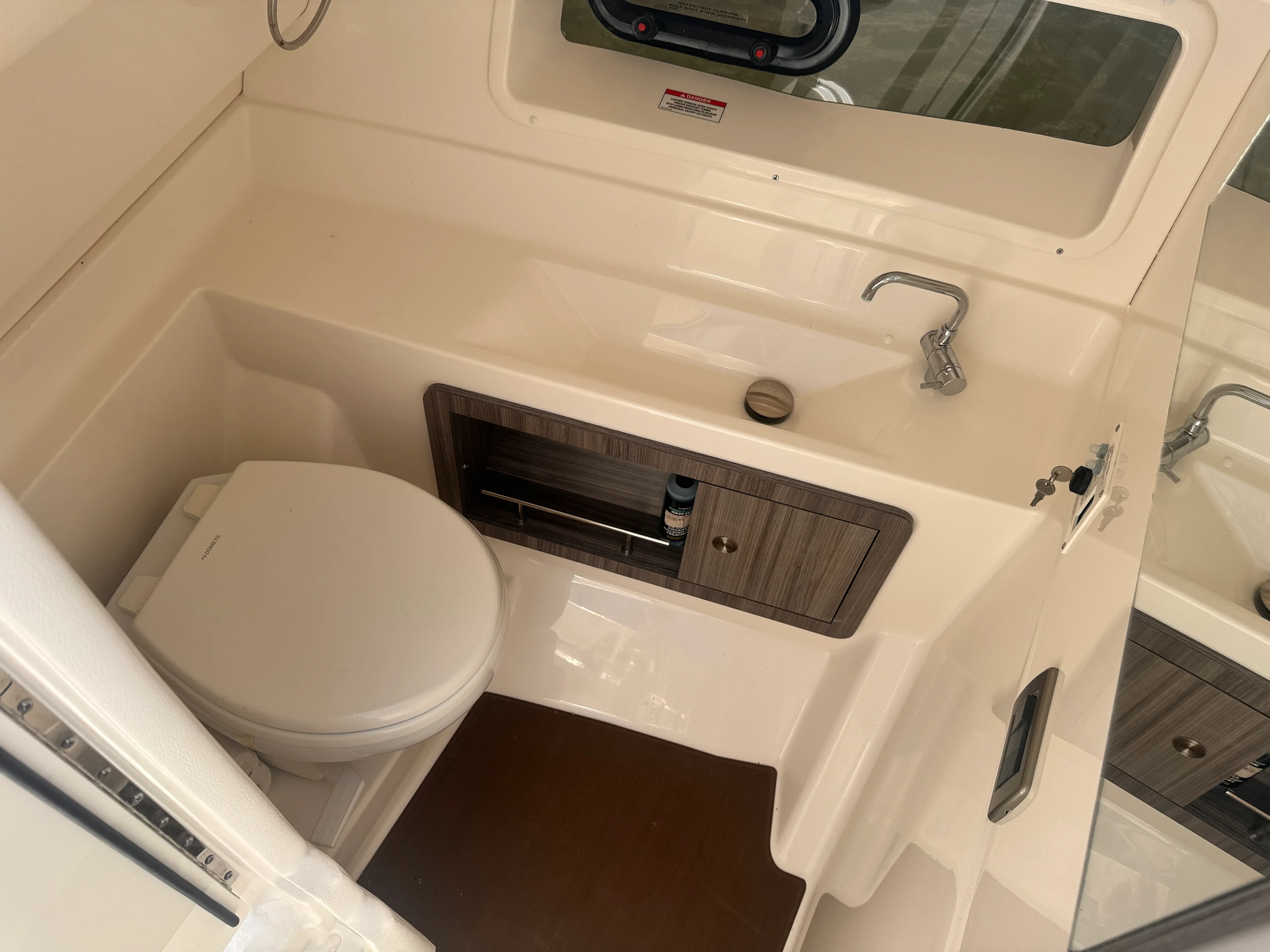 2024 Sea Ray SLX 350 OUTBOARD Image Thumbnail #12