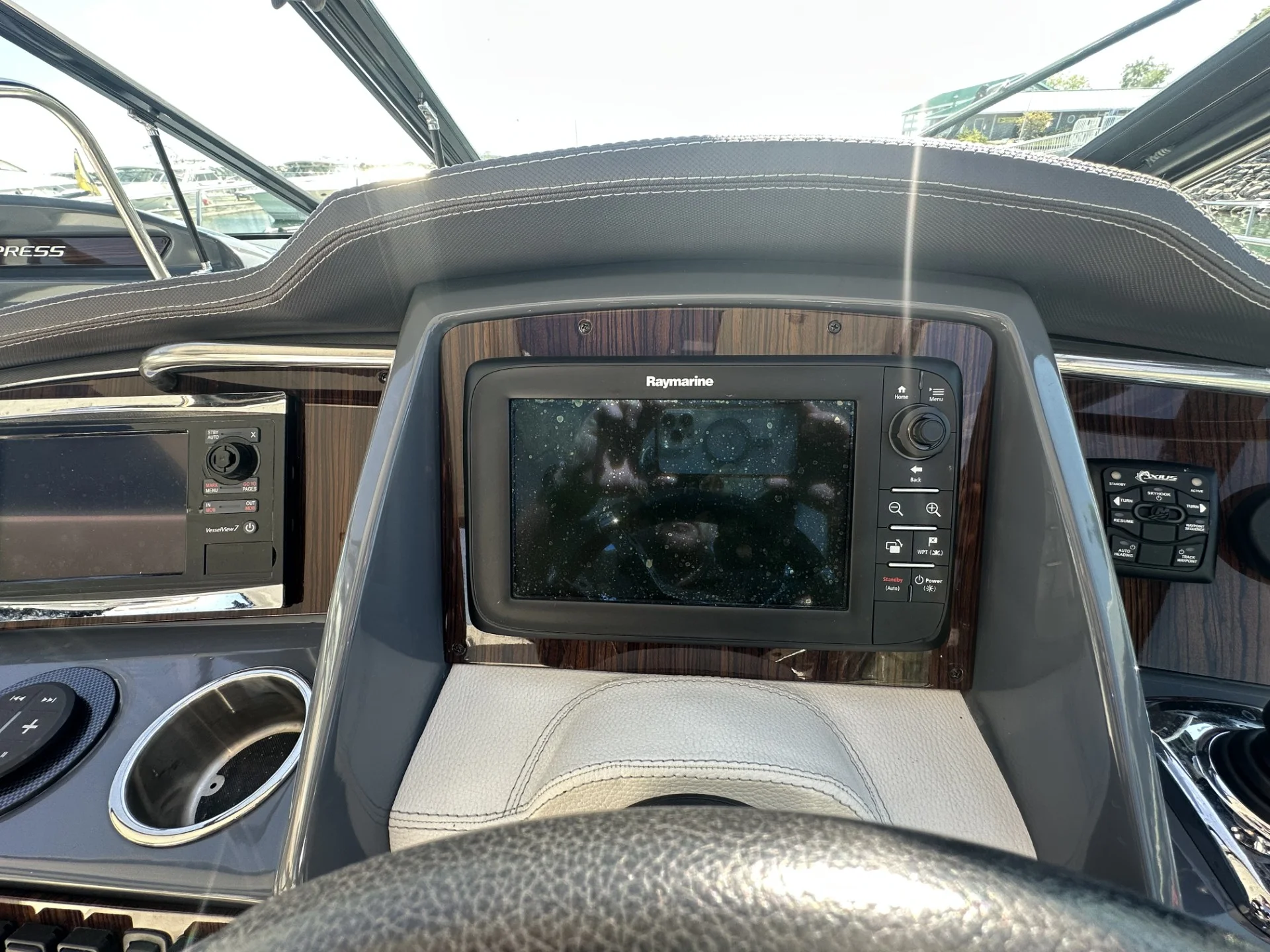 2016 Cruisers Yachts 380 EXPRESS Image Thumbnail #24