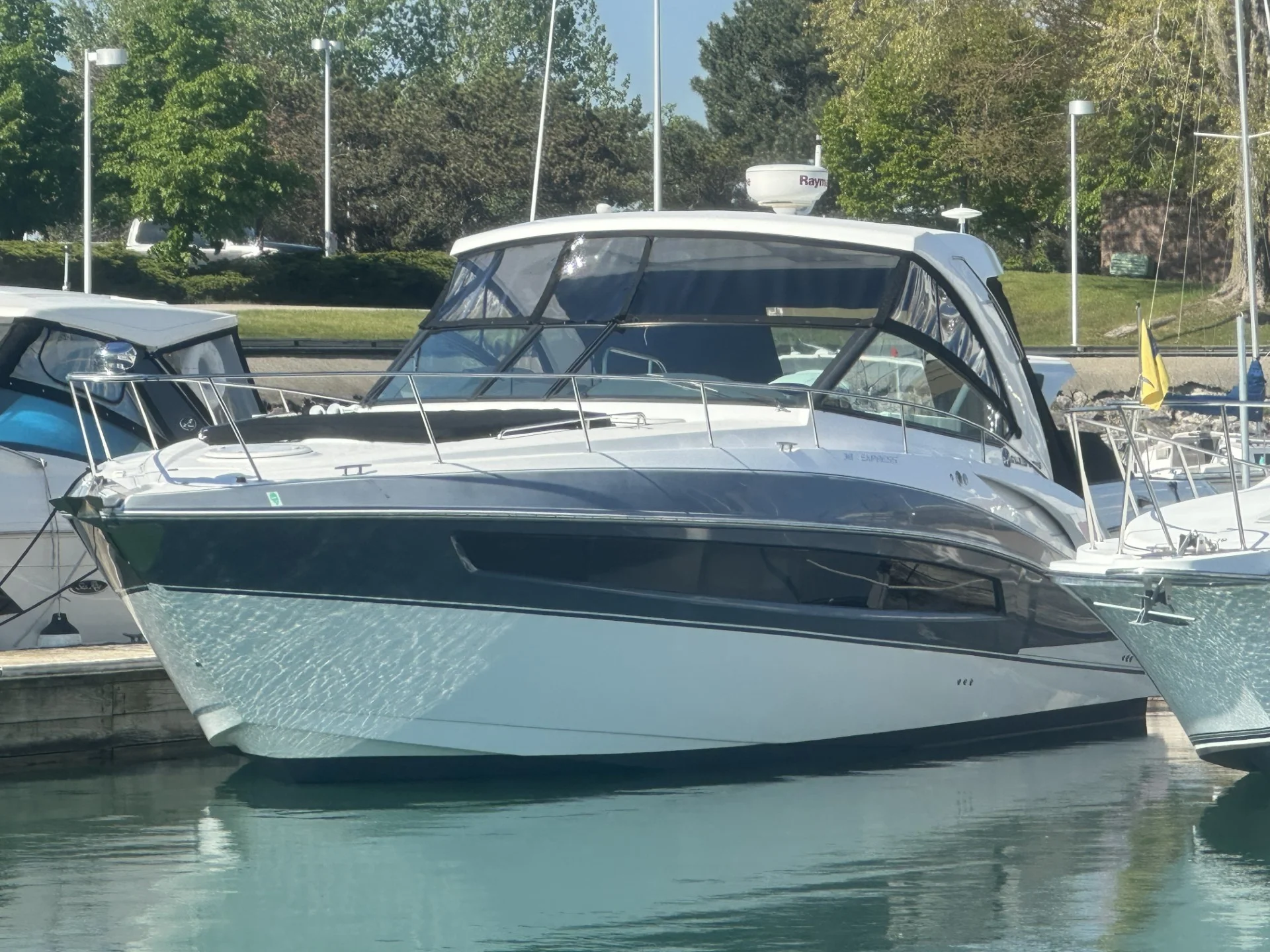 2016 Cruisers Yachts 380 EXPRESS Image Thumbnail #1
