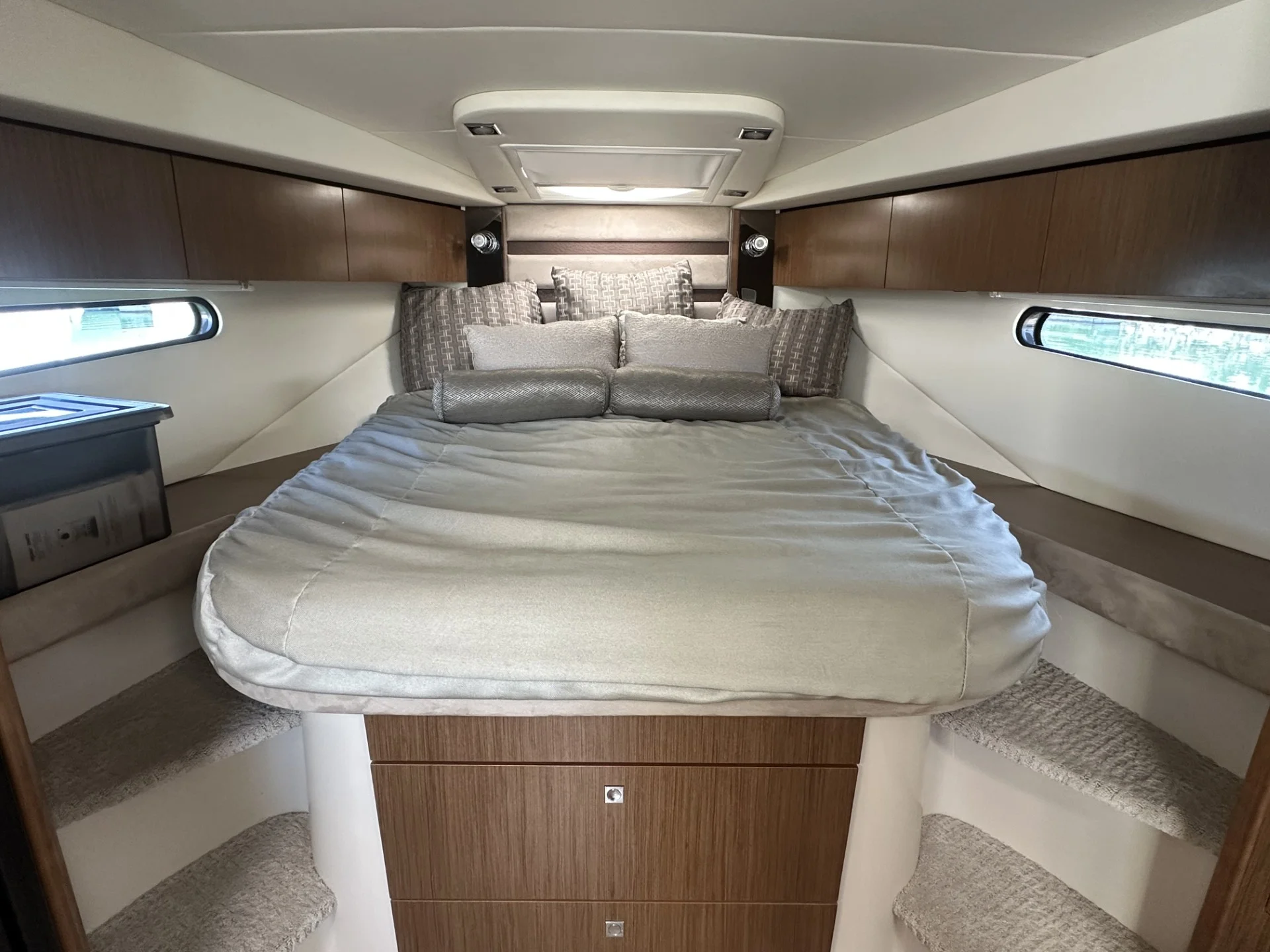 2016 Cruisers Yachts 380 EXPRESS Image Thumbnail #36