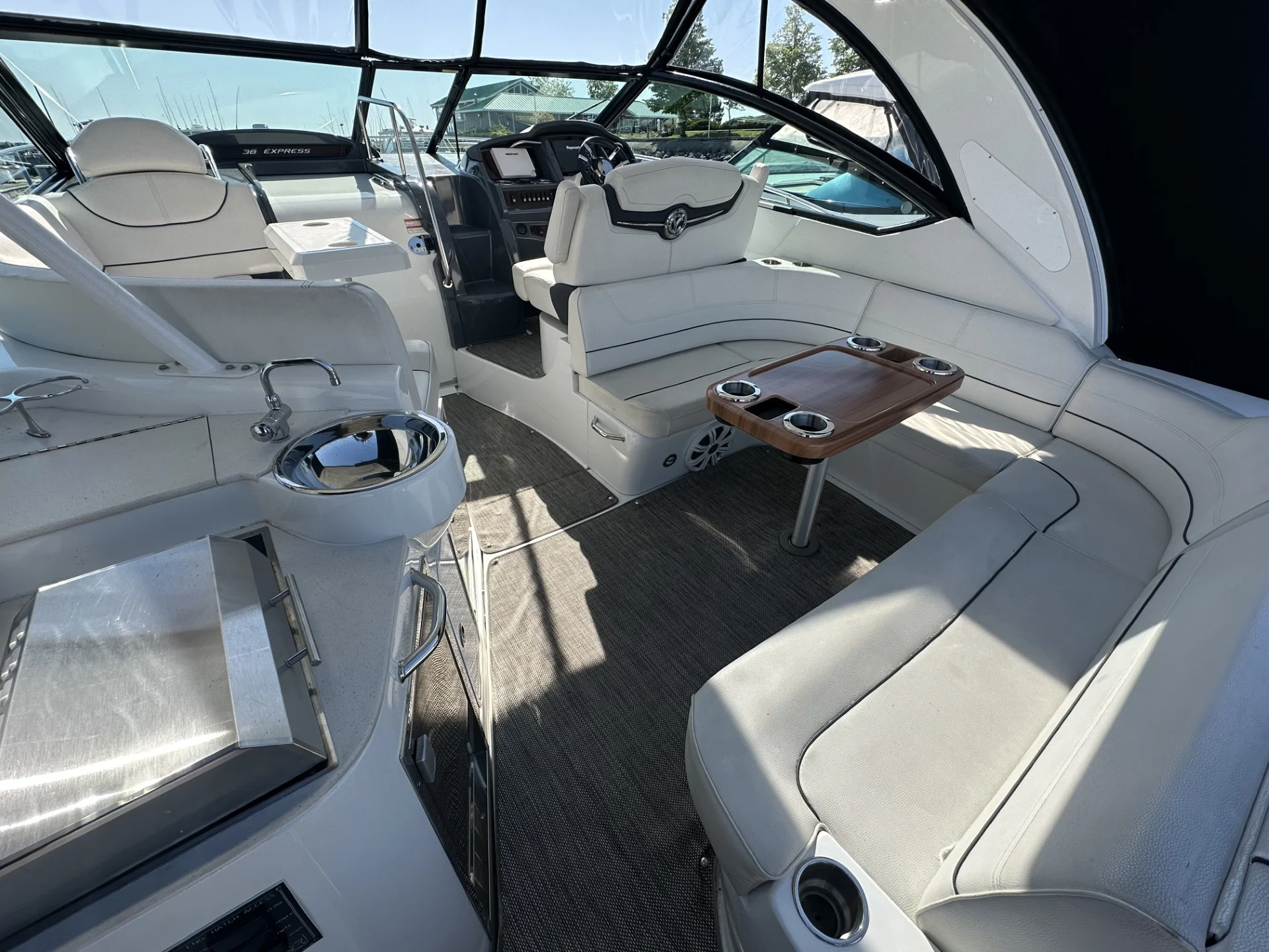 2016 Cruisers Yachts 380 EXPRESS Image Thumbnail #12