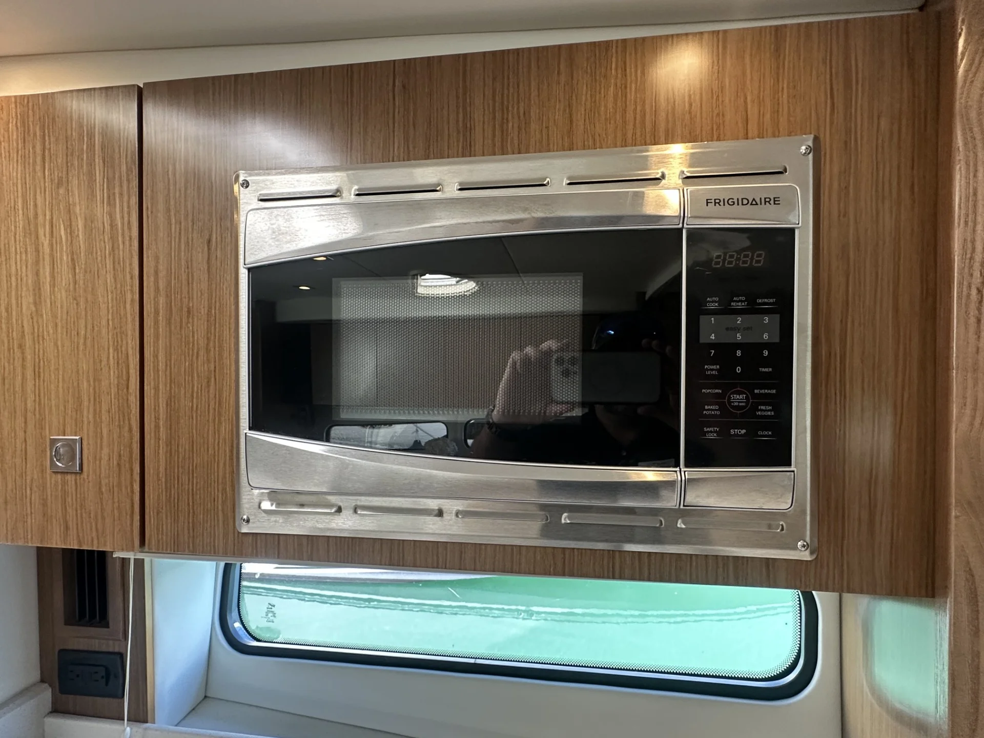 2016 Cruisers Yachts 380 EXPRESS Image Thumbnail #40