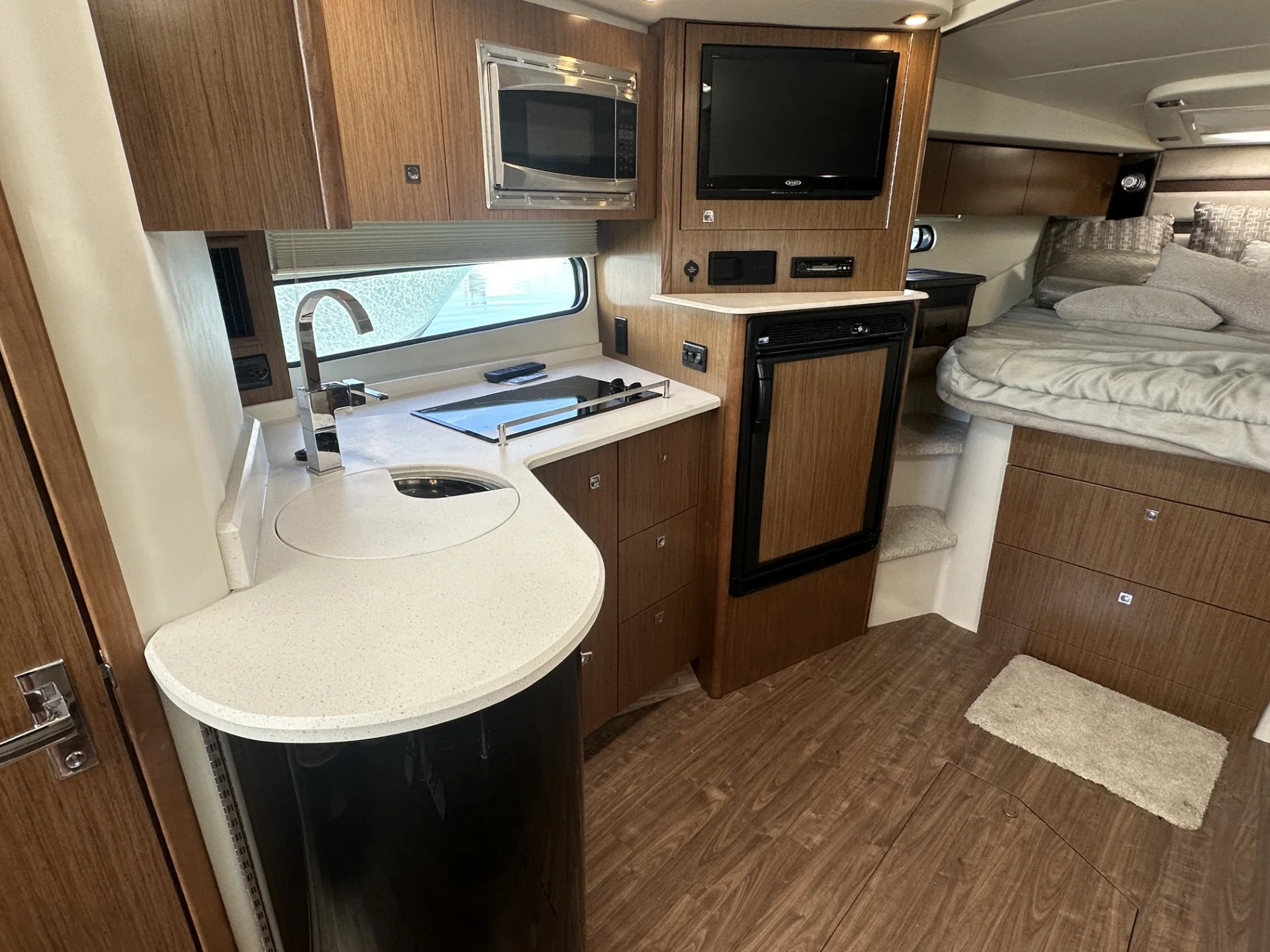 2016 Cruisers Yachts 380 EXPRESS Image Thumbnail #35
