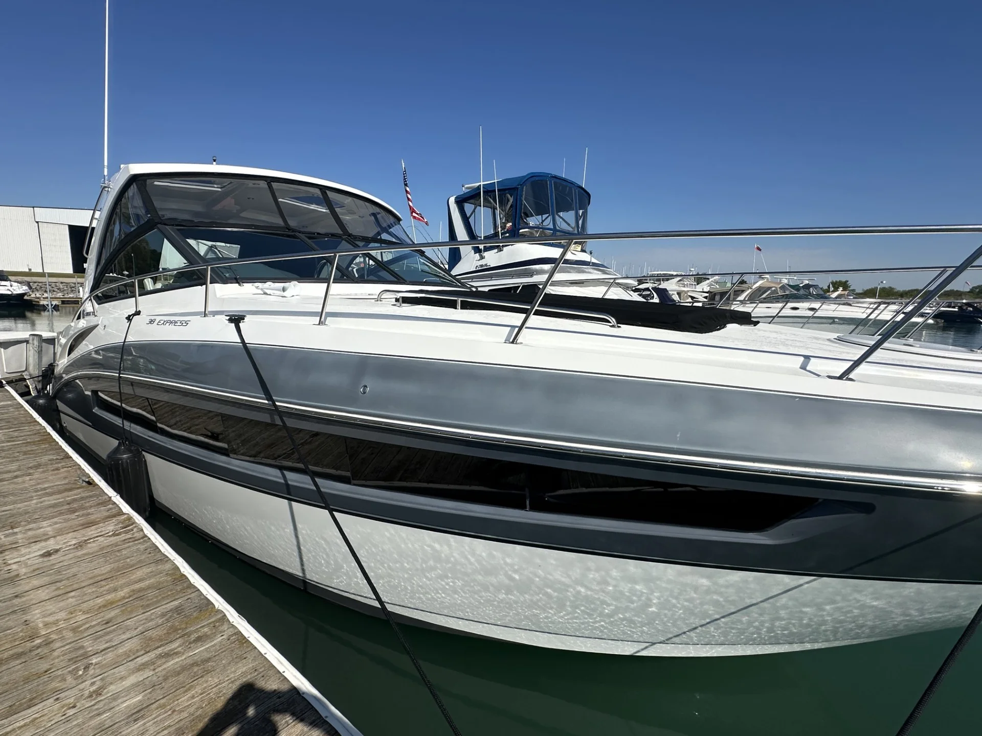 2016 Cruisers Yachts 380 EXPRESS Image Thumbnail #5