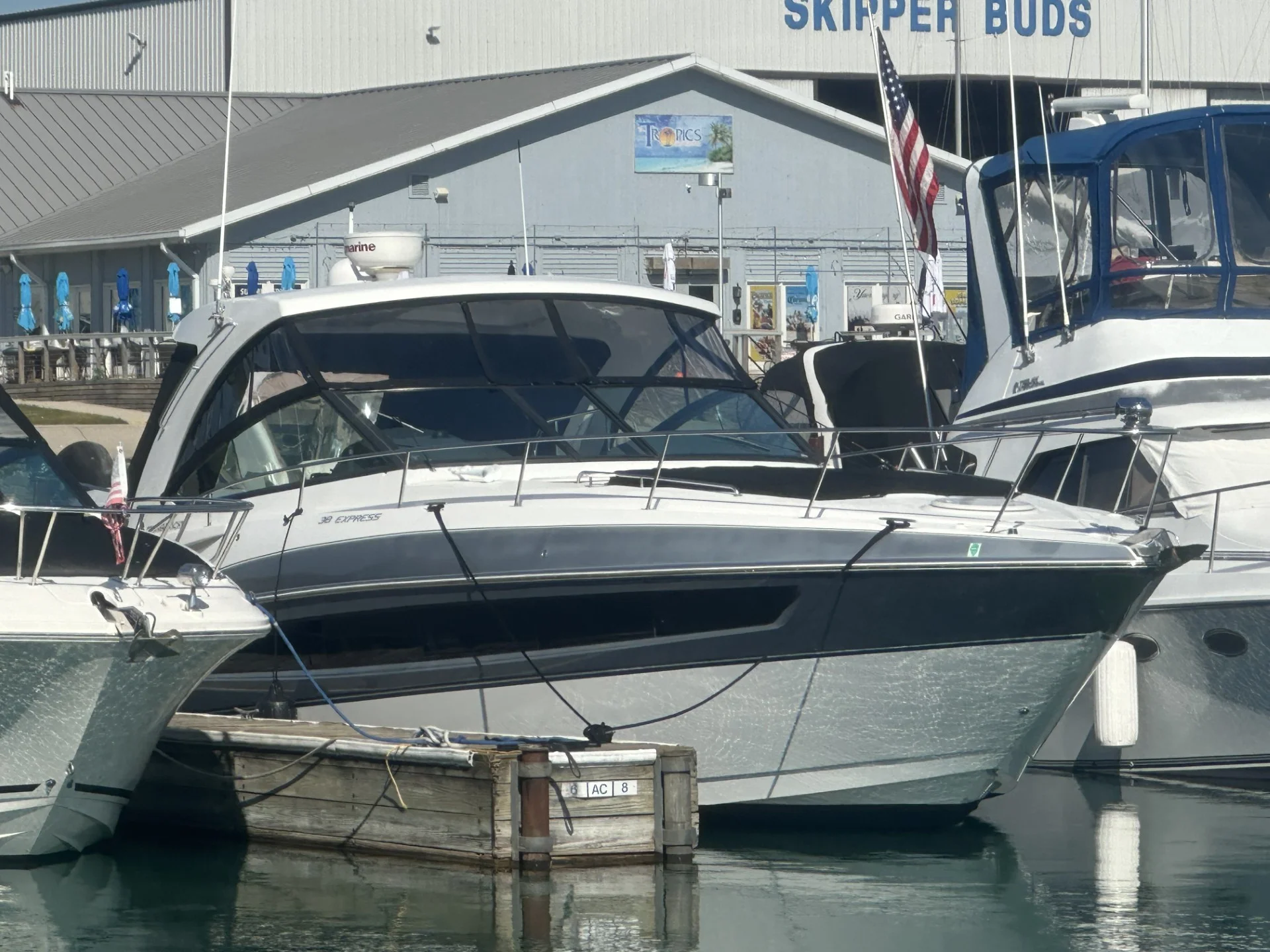 2016 Cruisers Yachts 380 EXPRESS Image Thumbnail #0