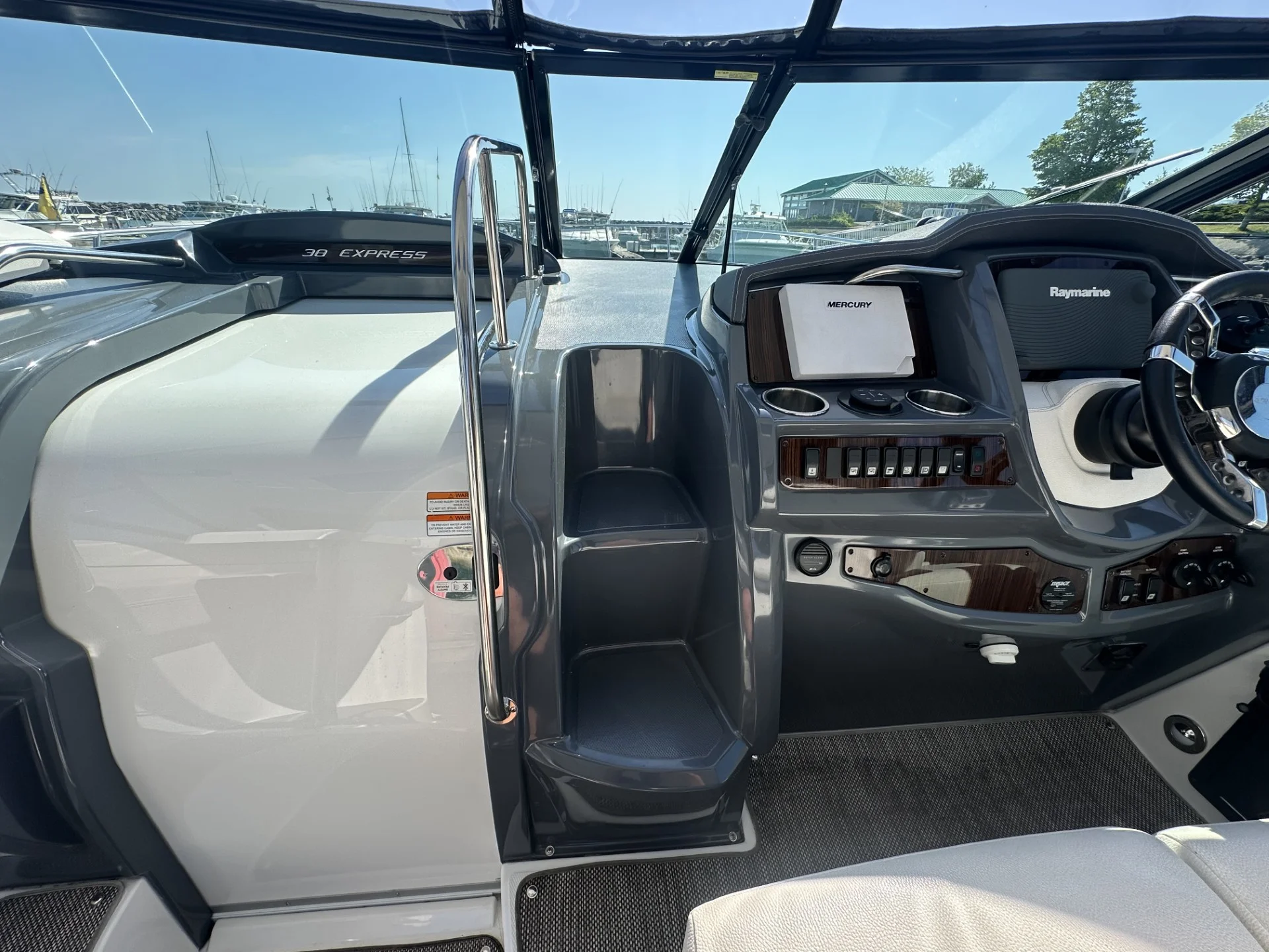 2016 Cruisers Yachts 380 EXPRESS Image Thumbnail #17