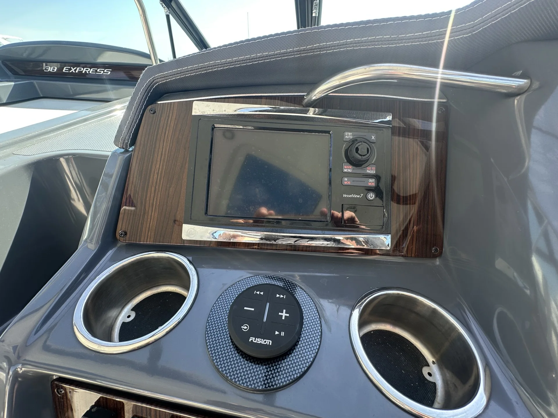 2016 Cruisers Yachts 380 EXPRESS Image Thumbnail #25