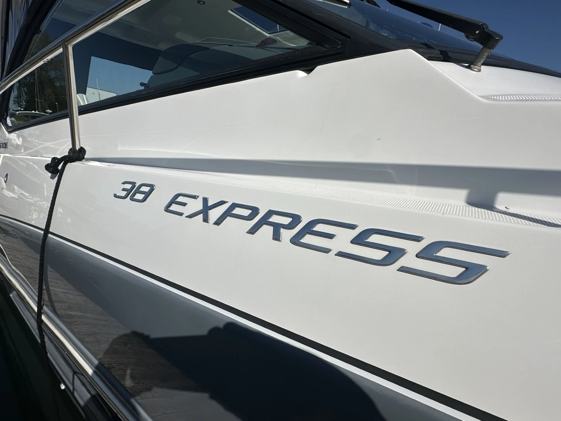 2016 Cruisers Yachts 380 EXPRESS Image Thumbnail #6