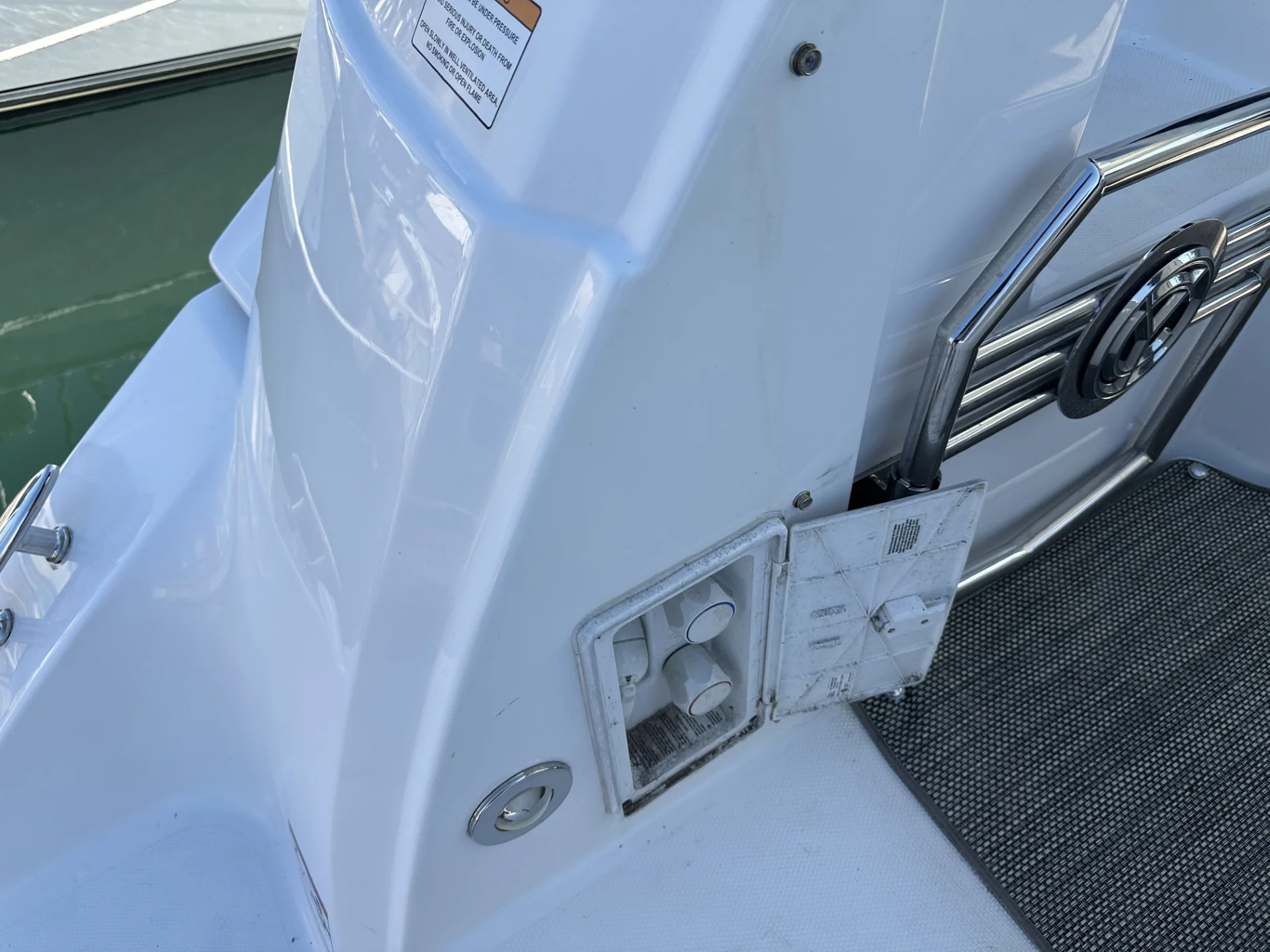 2016 Cruisers Yachts 380 EXPRESS Image Thumbnail #10