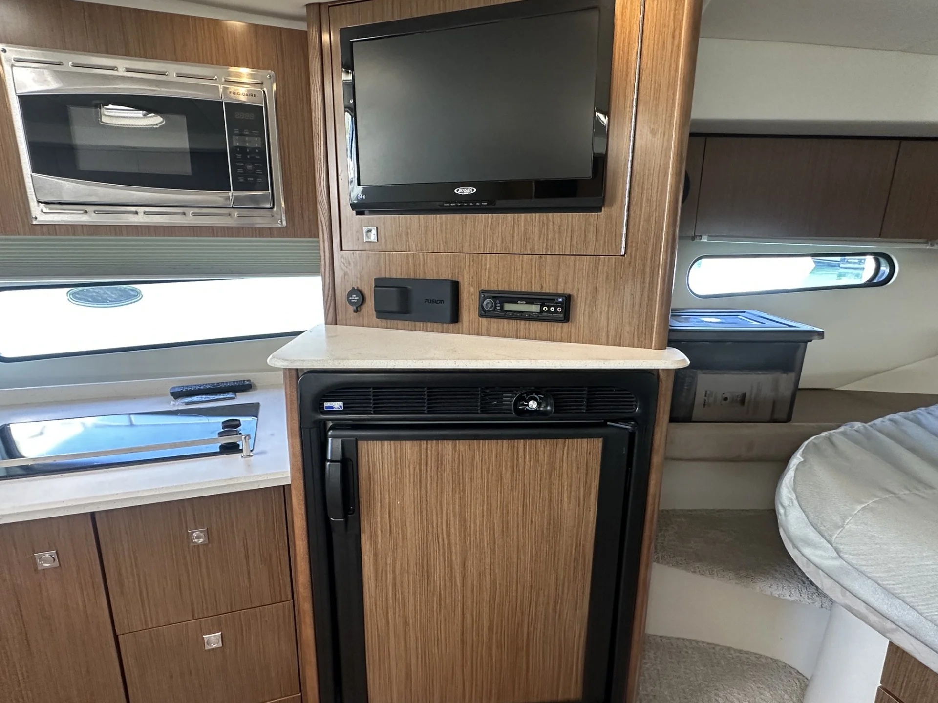 2016 Cruisers Yachts 380 EXPRESS Image Thumbnail #38