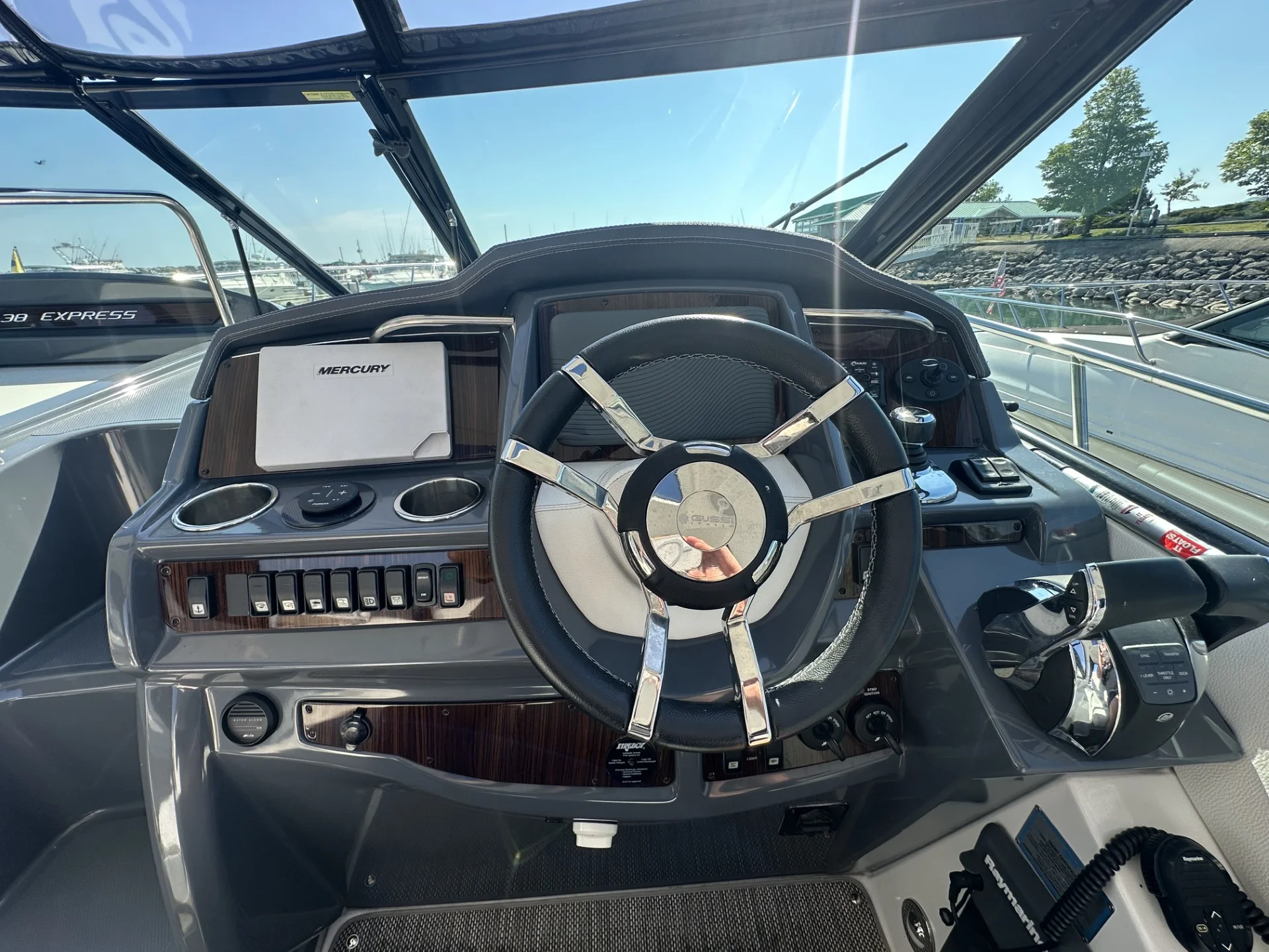 2016 Cruisers Yachts 380 EXPRESS Image Thumbnail #19