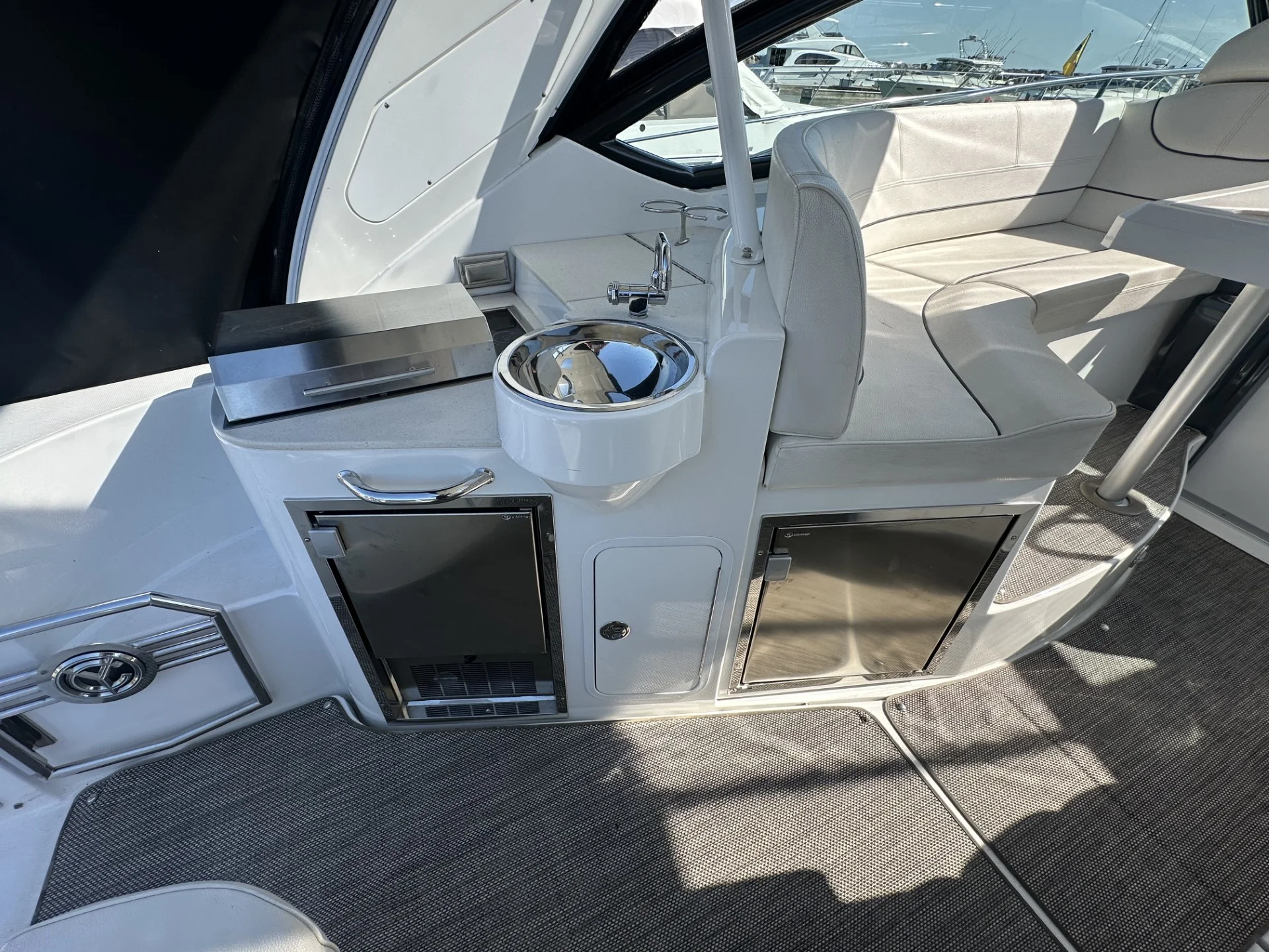 2016 Cruisers Yachts 380 EXPRESS Image Thumbnail #13