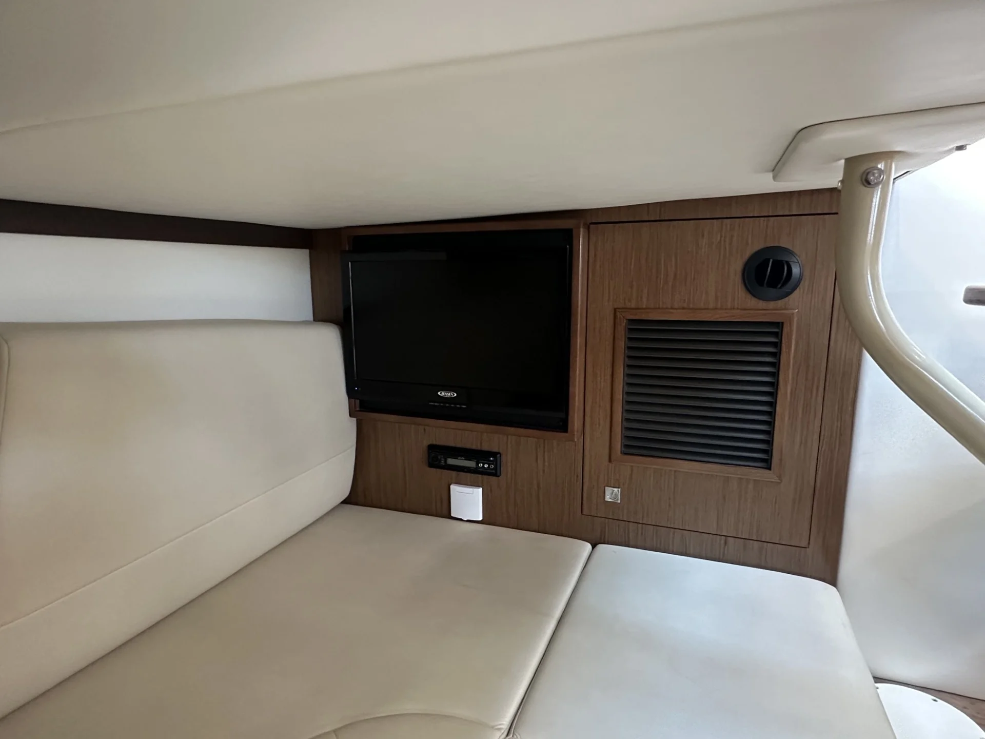 2016 Cruisers Yachts 380 EXPRESS Image Thumbnail #31