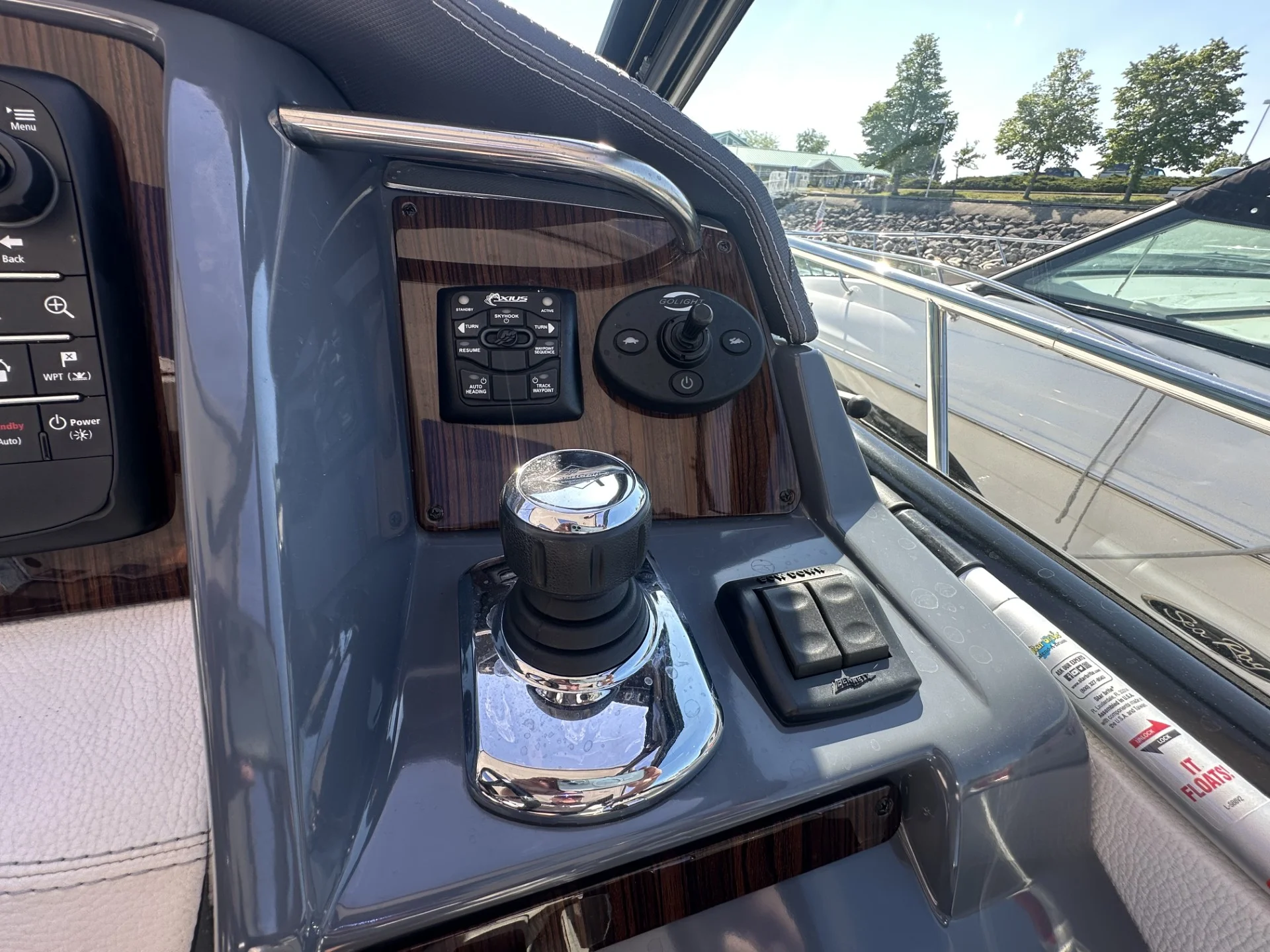 2016 Cruisers Yachts 380 EXPRESS Image Thumbnail #21