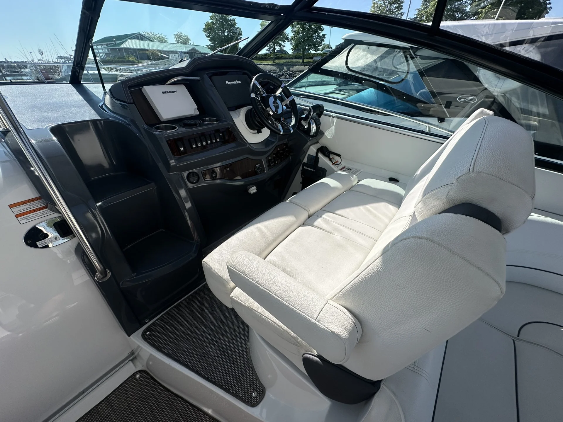 2016 Cruisers Yachts 380 EXPRESS Image Thumbnail #16