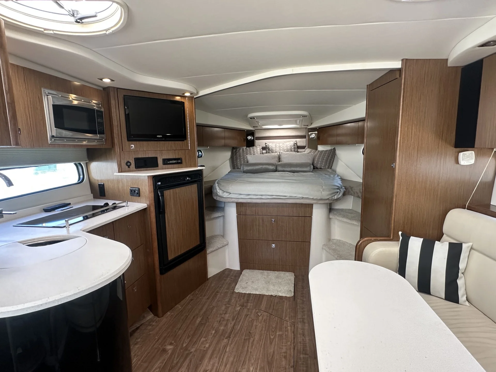 2016 Cruisers Yachts 380 EXPRESS Image Thumbnail #37