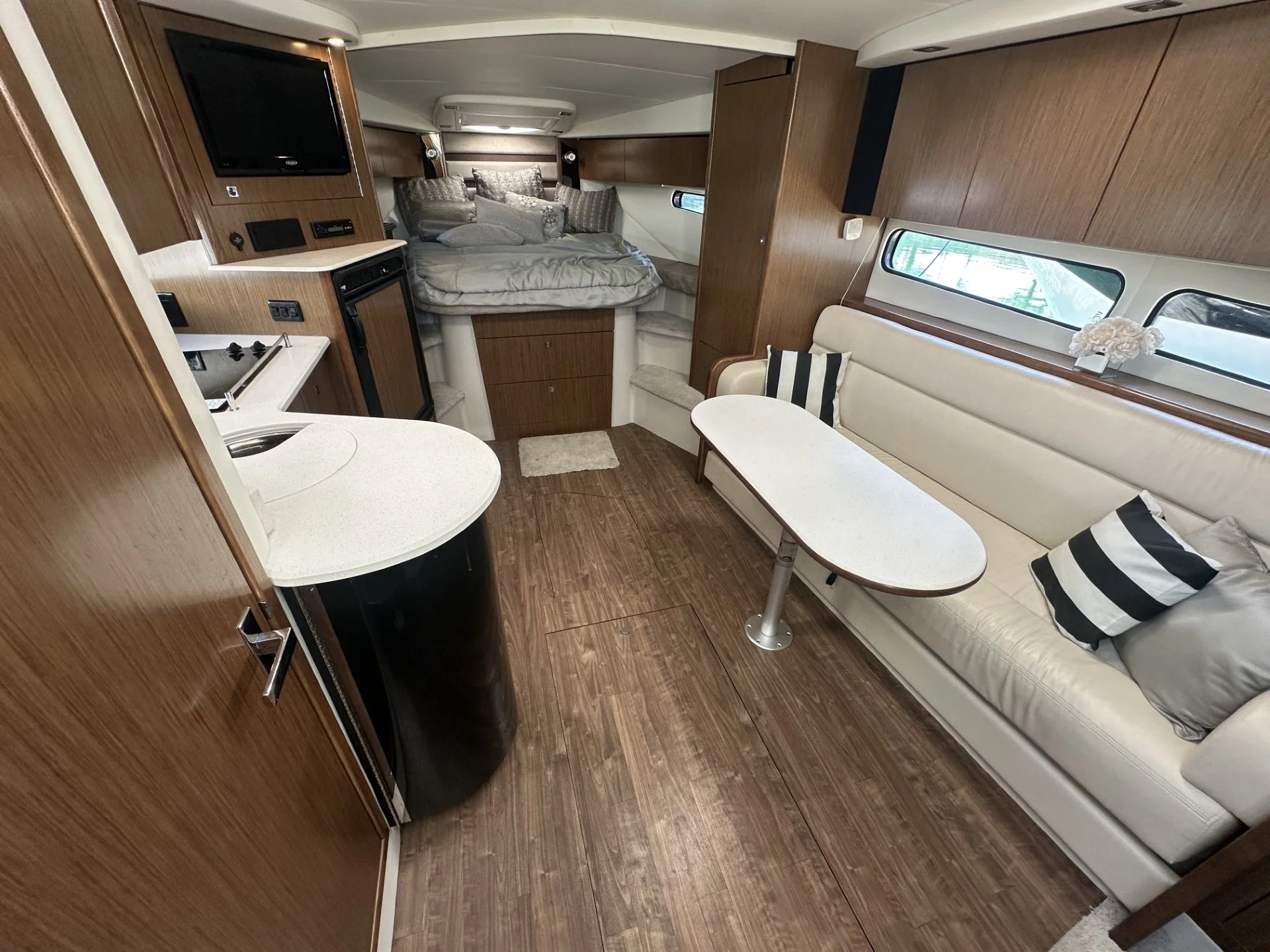 2016 Cruisers Yachts 380 EXPRESS Image Thumbnail #28