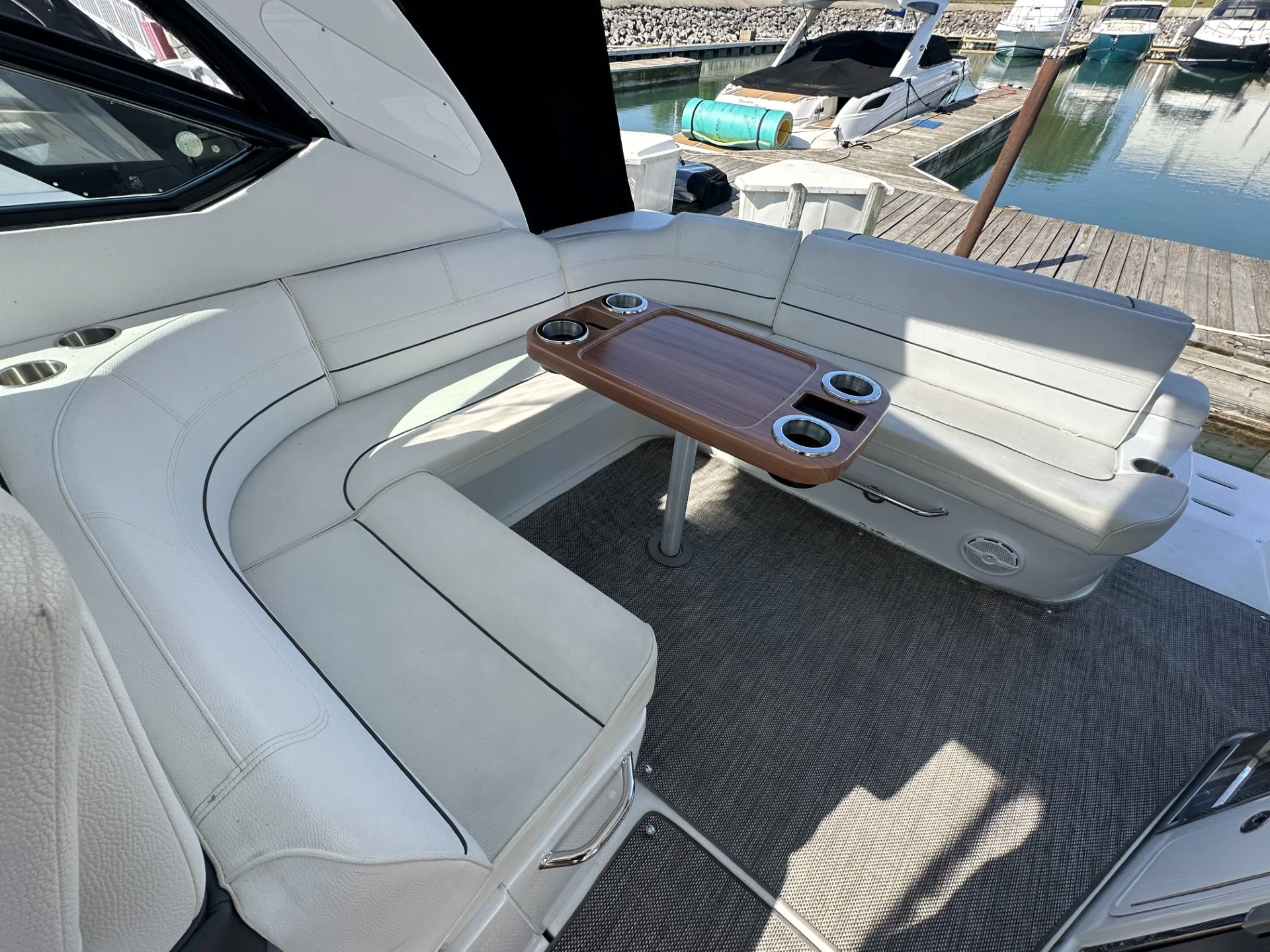2016 Cruisers Yachts 380 EXPRESS Image Thumbnail #14