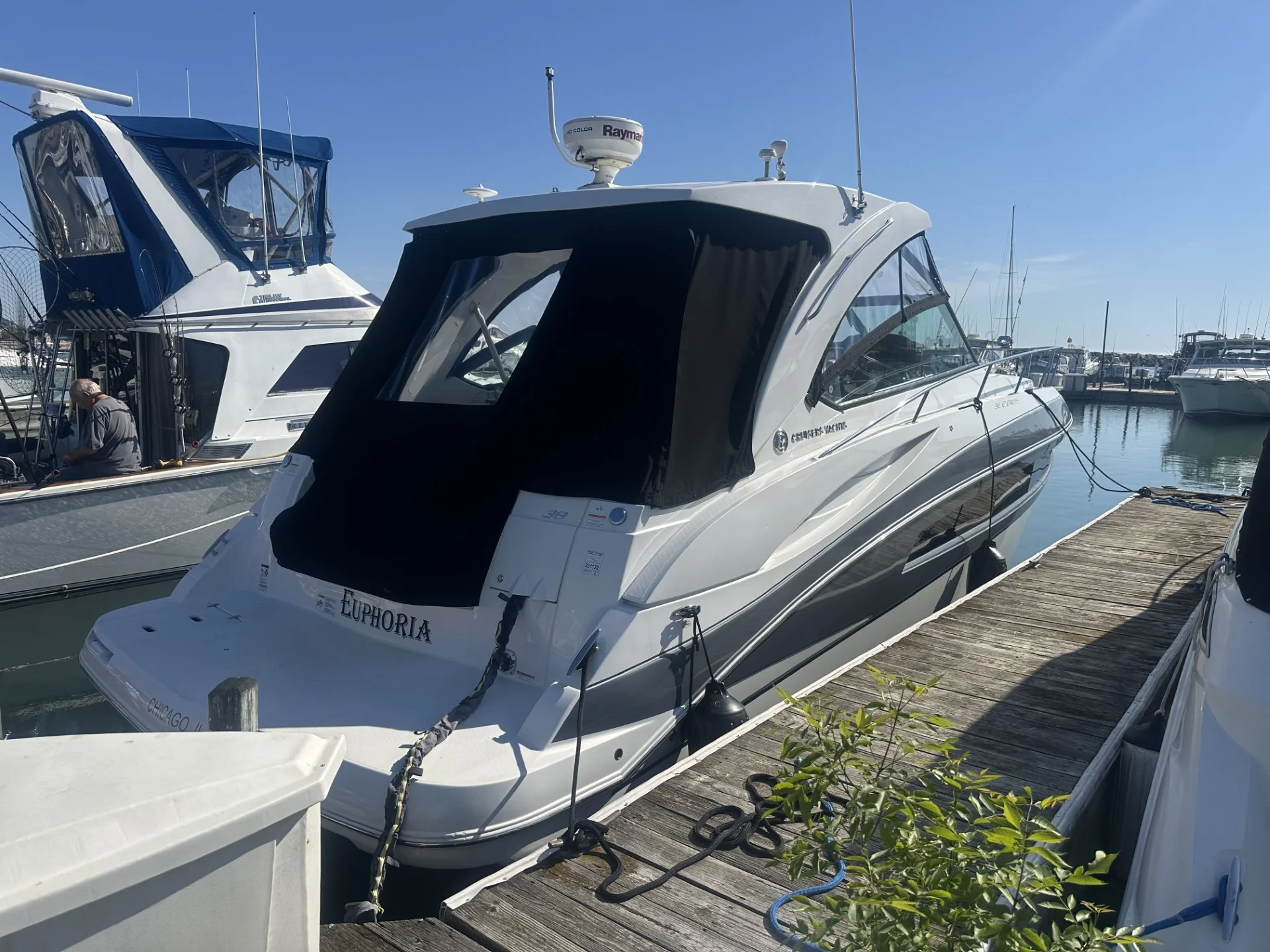2016 Cruisers Yachts 380 EXPRESS Image Thumbnail #2