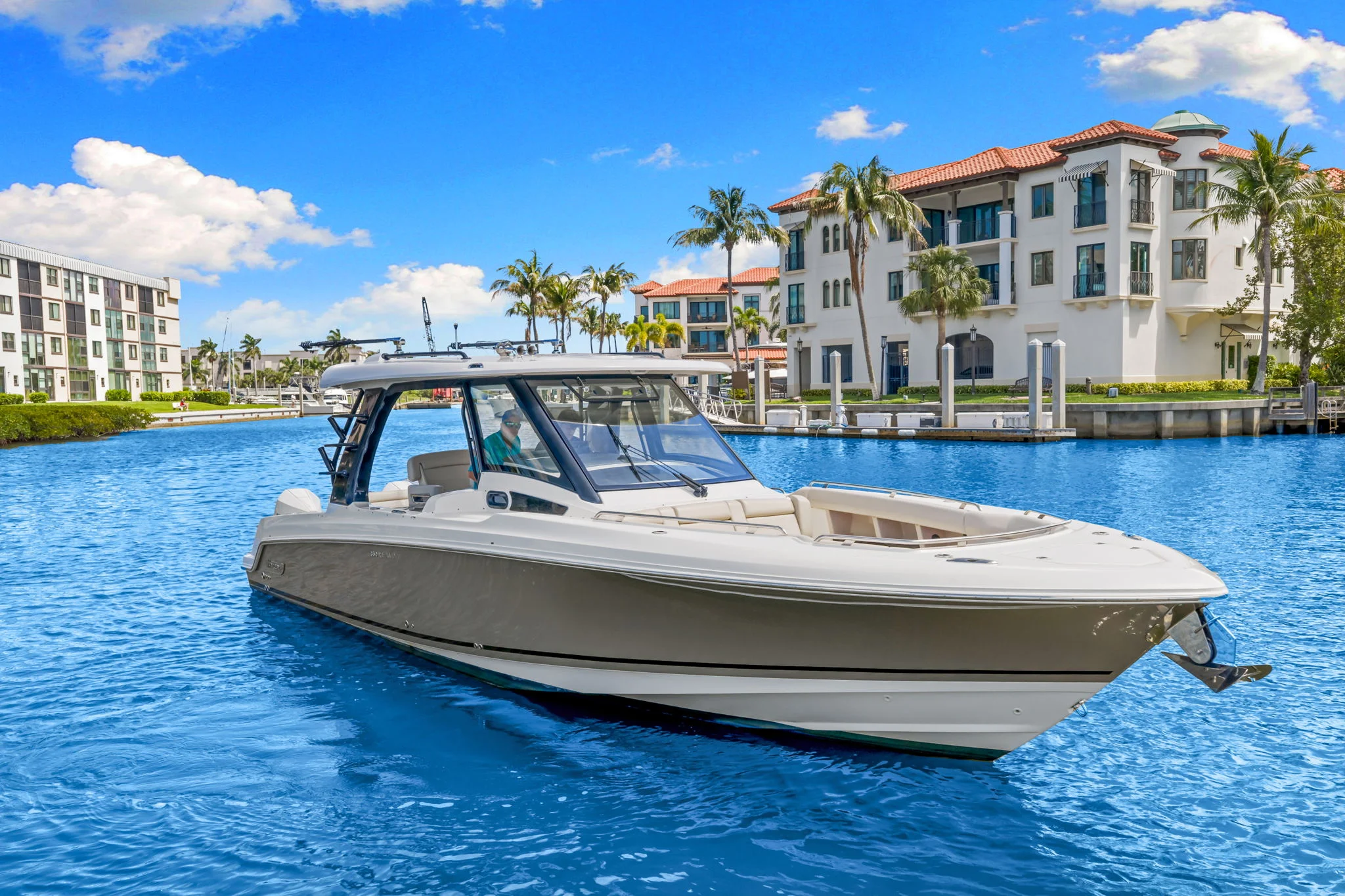 2022 Boston Whaler 350 REALM Image Thumbnail #2