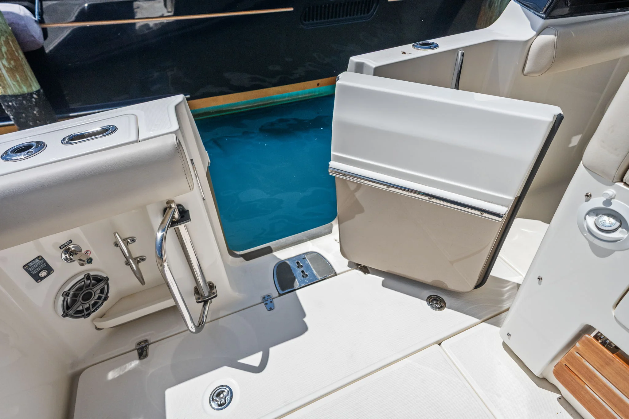 2022 Boston Whaler 350 REALM Image Thumbnail #23